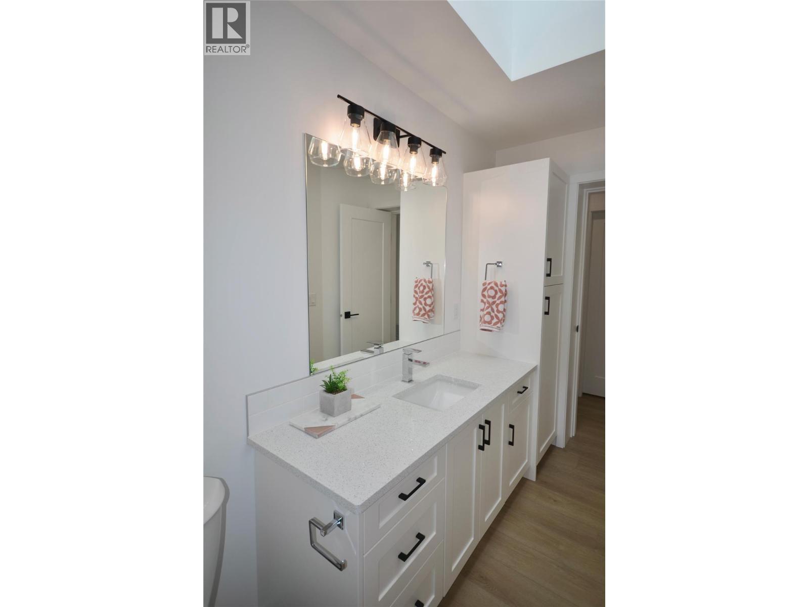 Main Bathroom with tile tub surround and quartz counters - 8900 Jim Bailey Road Unit# 126, Kelowna, BC