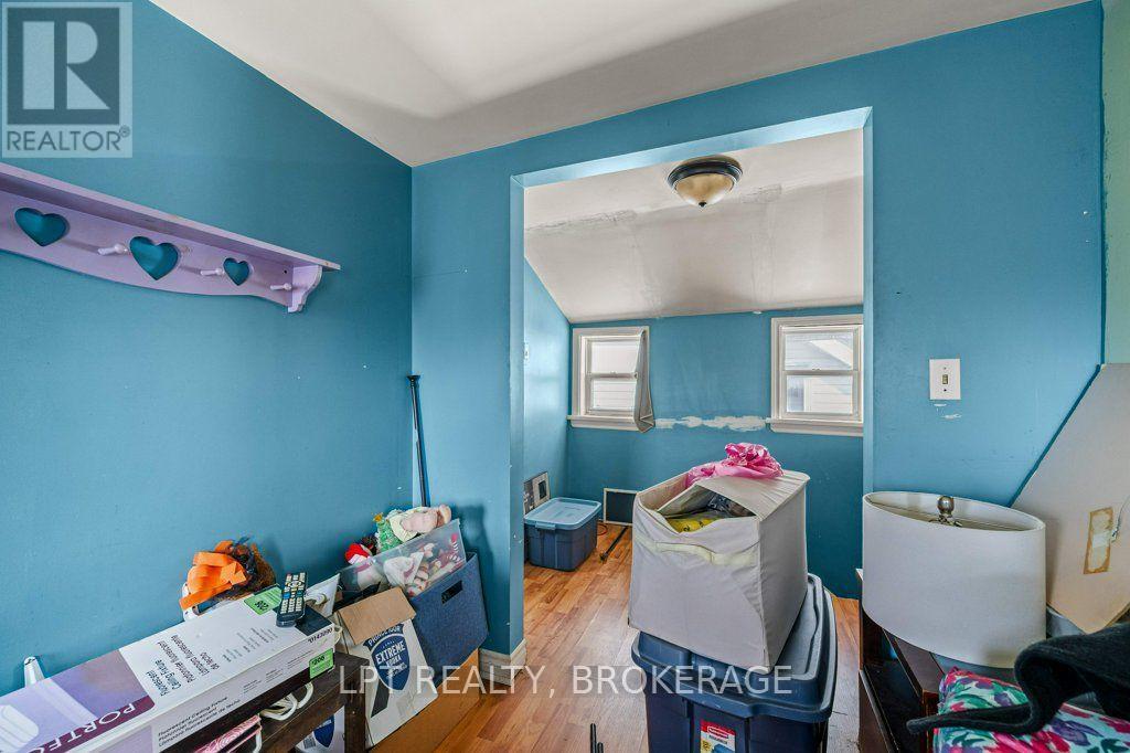 13 Kingscourt Avenue, Kingston (East Of Sir John A. Blvd), ON - Indoor