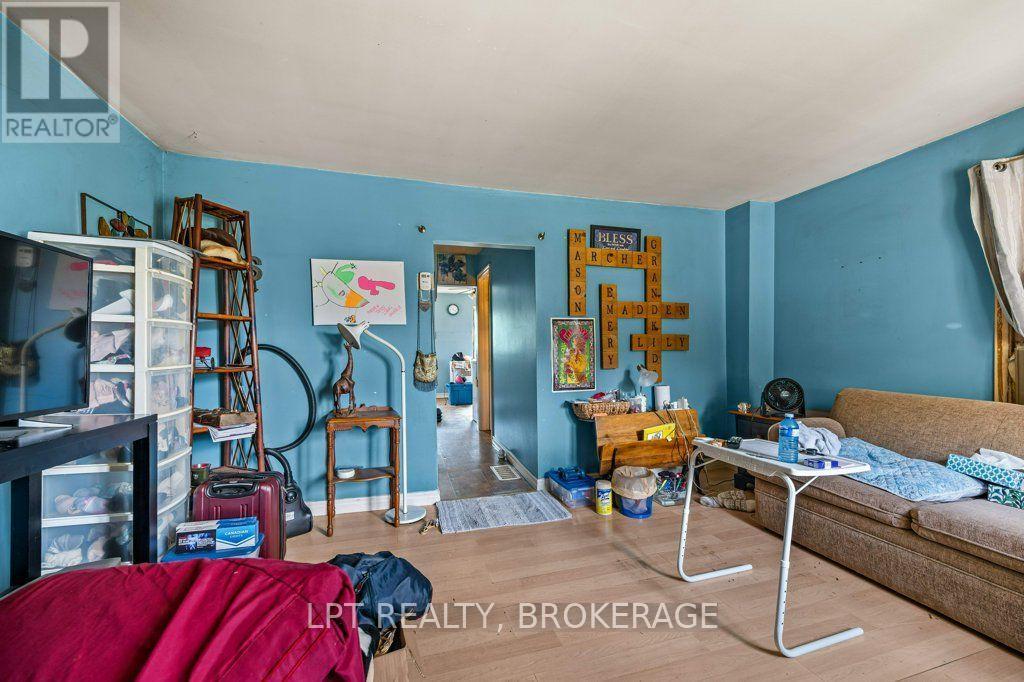 13 Kingscourt Avenue, Kingston (East Of Sir John A. Blvd), ON - Indoor