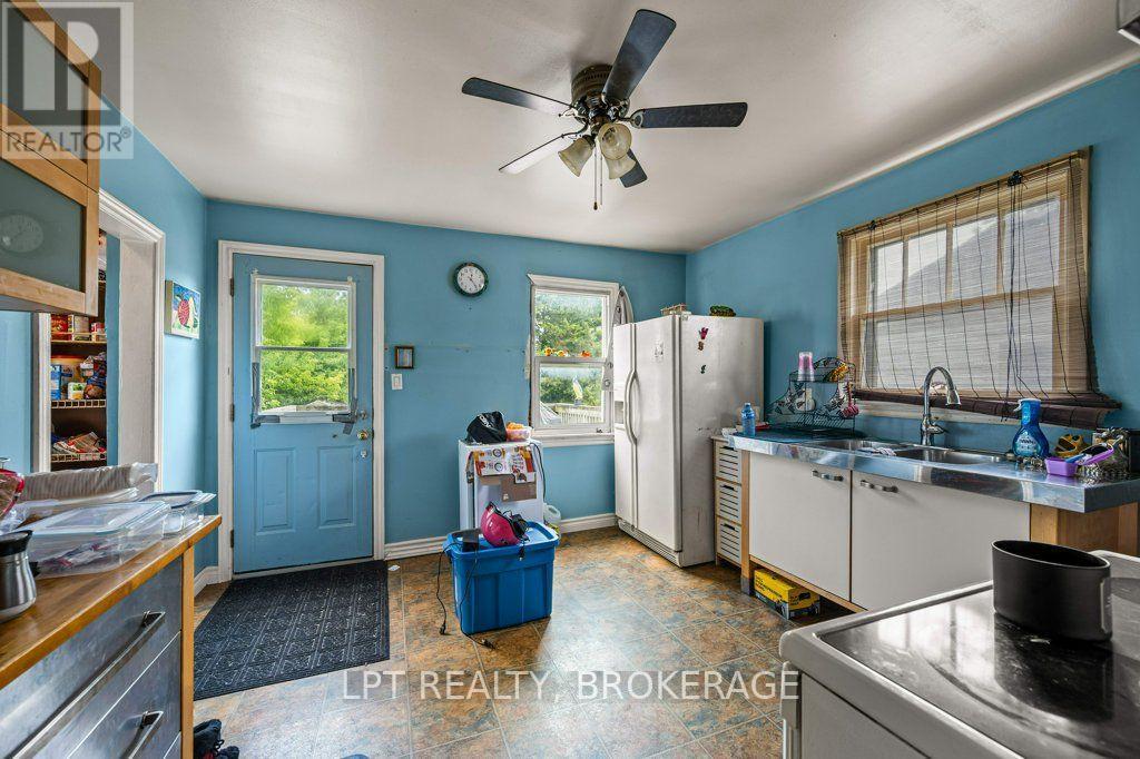 13 Kingscourt Avenue, Kingston (East Of Sir John A. Blvd), ON - Indoor