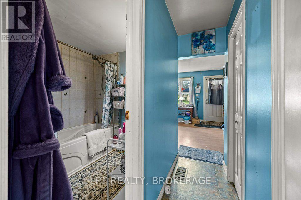 13 Kingscourt Avenue, Kingston (East Of Sir John A. Blvd), ON - Indoor