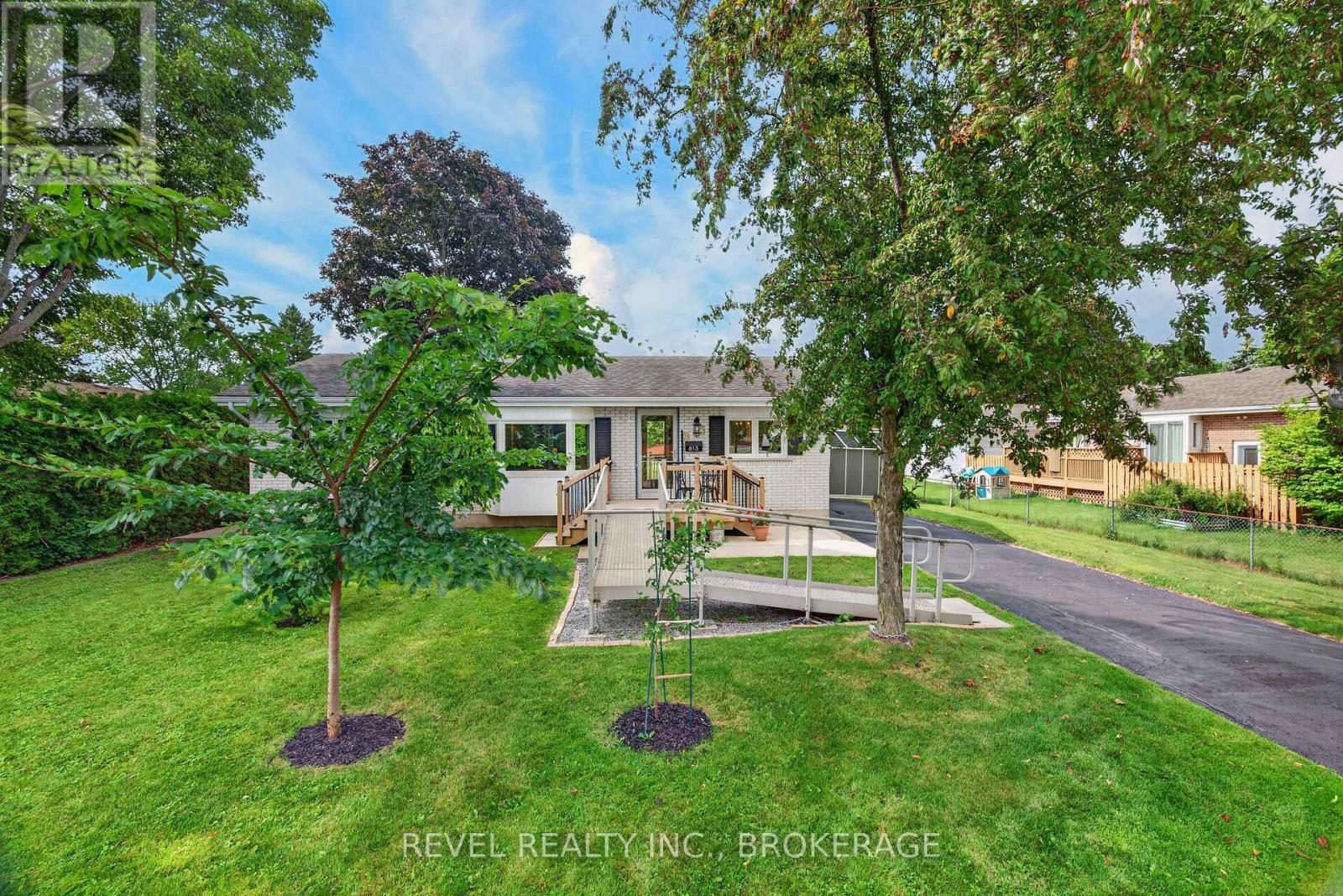813 Camberley Crescent, Kingston (City Southwest), ON - Outdoor