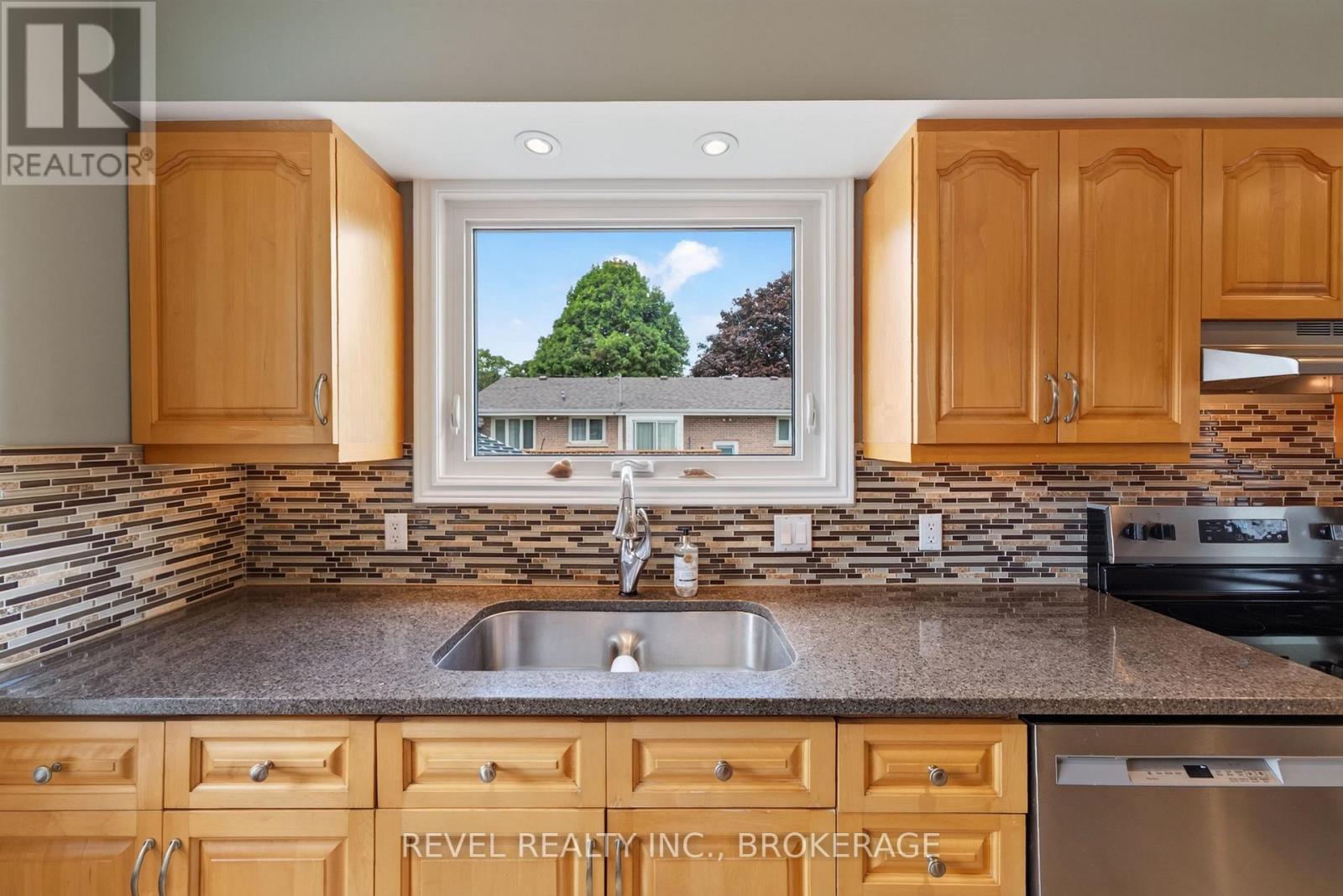 813 Camberley Crescent, Kingston (City Southwest), ON - Indoor Photo Showing Kitchen