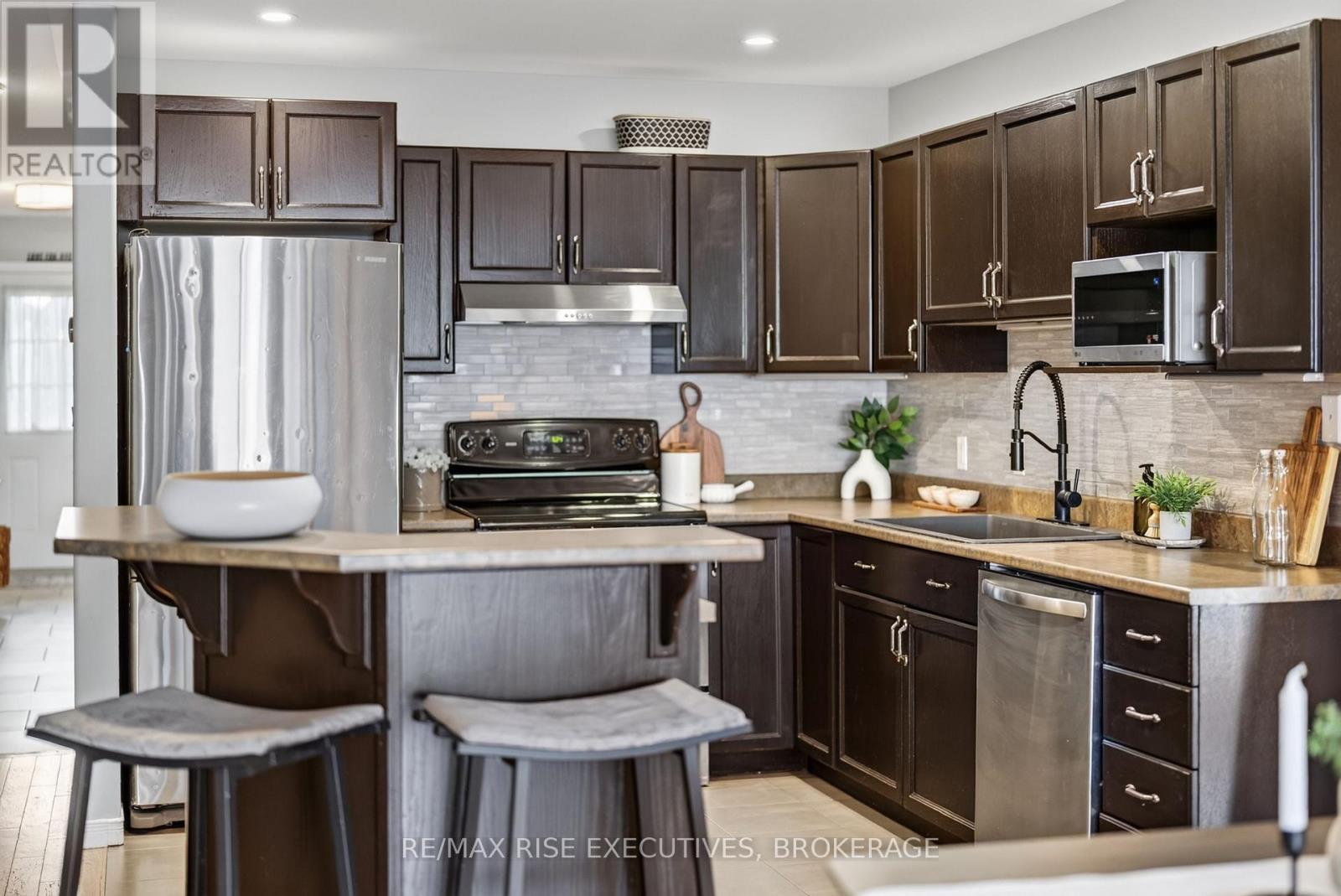 2030 Swanfield Street, Kingston (East Gardiners Rd), ON - Indoor Photo Showing Kitchen With Upgraded Kitchen