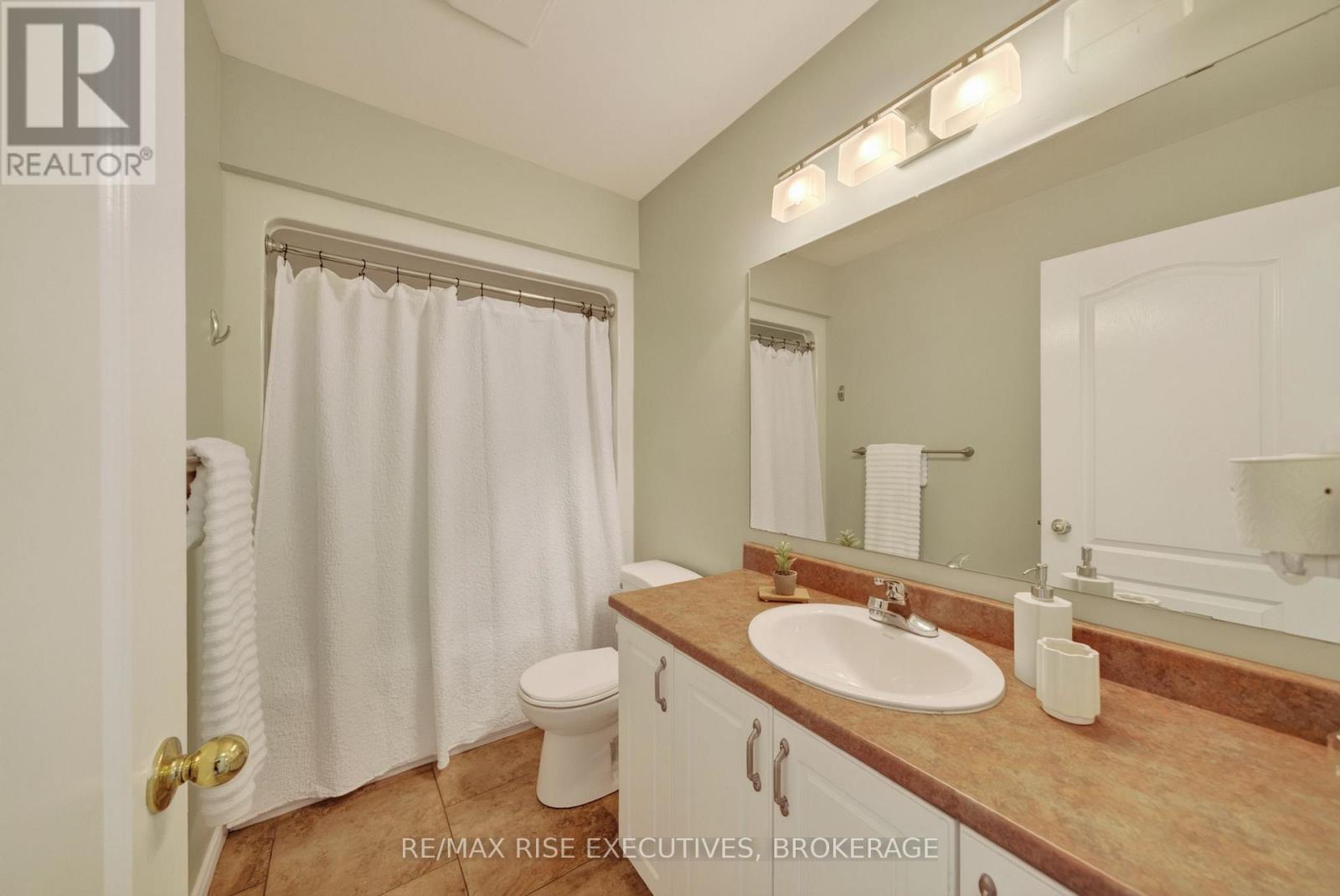 2030 Swanfield Street, Kingston (East Gardiners Rd), ON - Indoor Photo Showing Bathroom