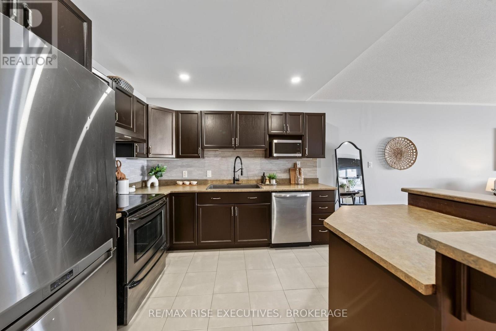 2030 Swanfield Street, Kingston (East Gardiners Rd), ON - Indoor Photo Showing Kitchen