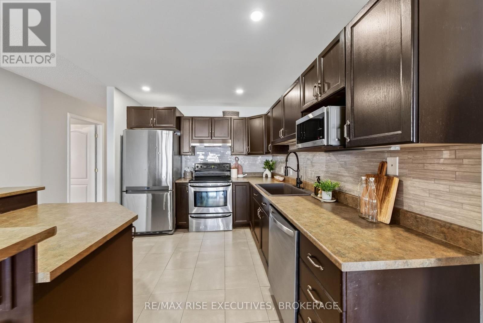2030 Swanfield Street, Kingston (East Gardiners Rd), ON - Indoor Photo Showing Kitchen