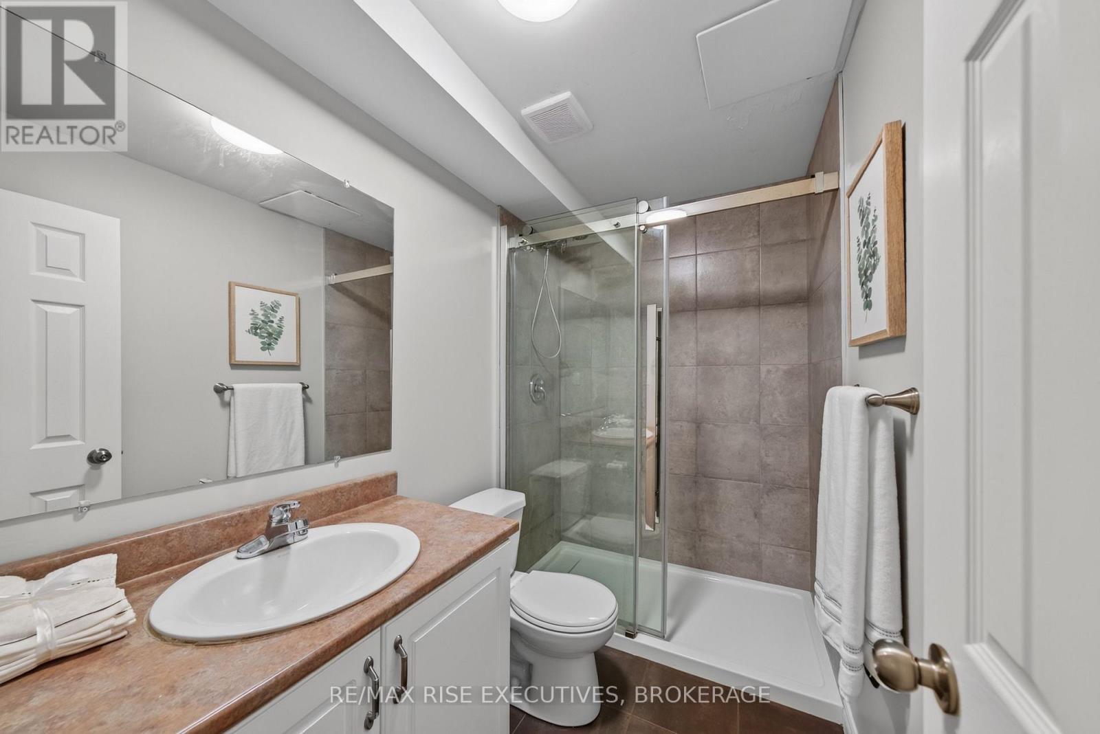 2030 Swanfield Street, Kingston (East Gardiners Rd), ON - Indoor Photo Showing Bathroom