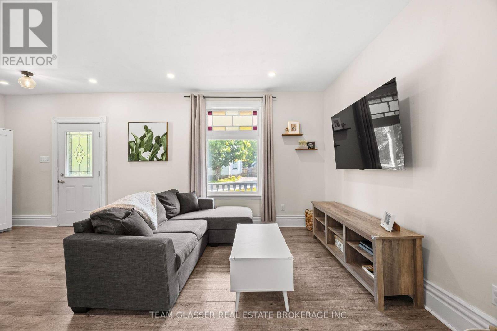 152 Wonham Street S, Ingersoll (Ingersoll - South), ON - Indoor Photo Showing Living Room