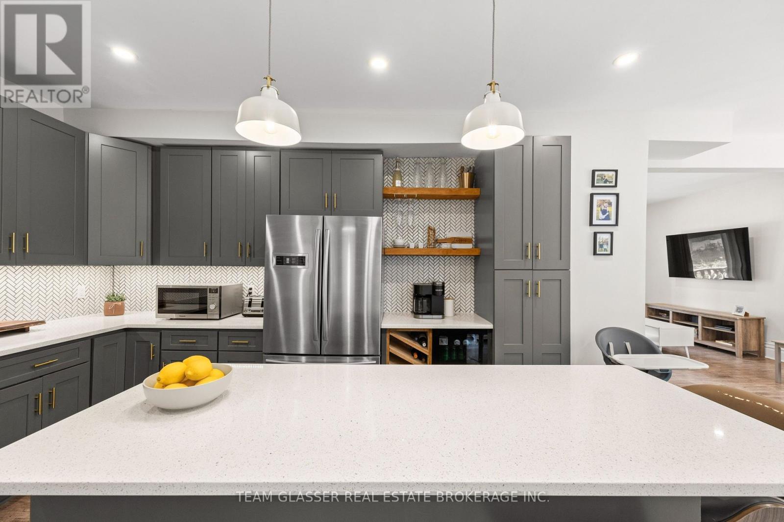 152 Wonham Street S, Ingersoll (Ingersoll - South), ON - Indoor Photo Showing Kitchen With Upgraded Kitchen