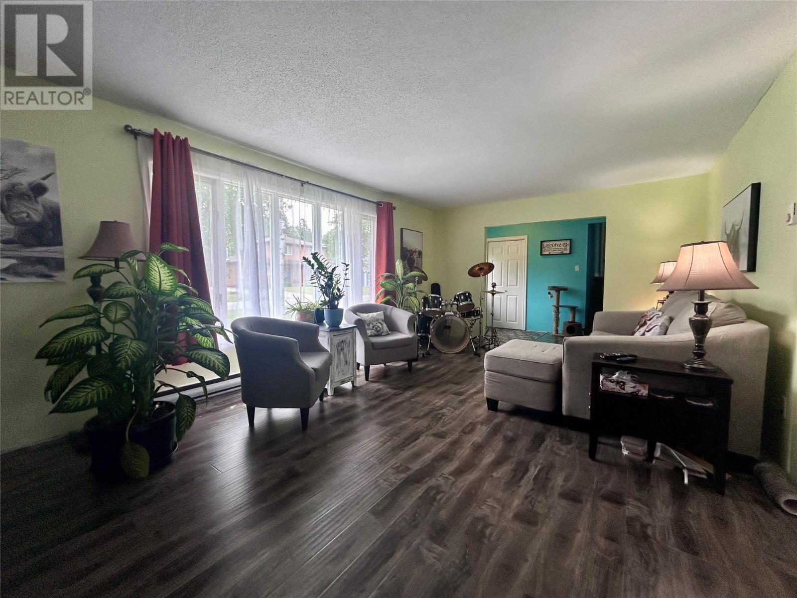 4 Elmwood Crescent, Pasadena, NL - Indoor Photo Showing Living Room