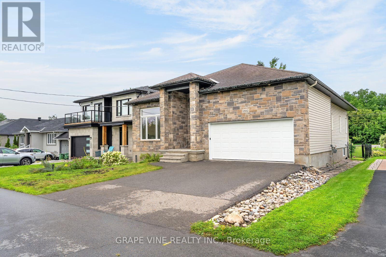 1592 Rosebella Avenue, Ottawa, ON - Outdoor With Facade