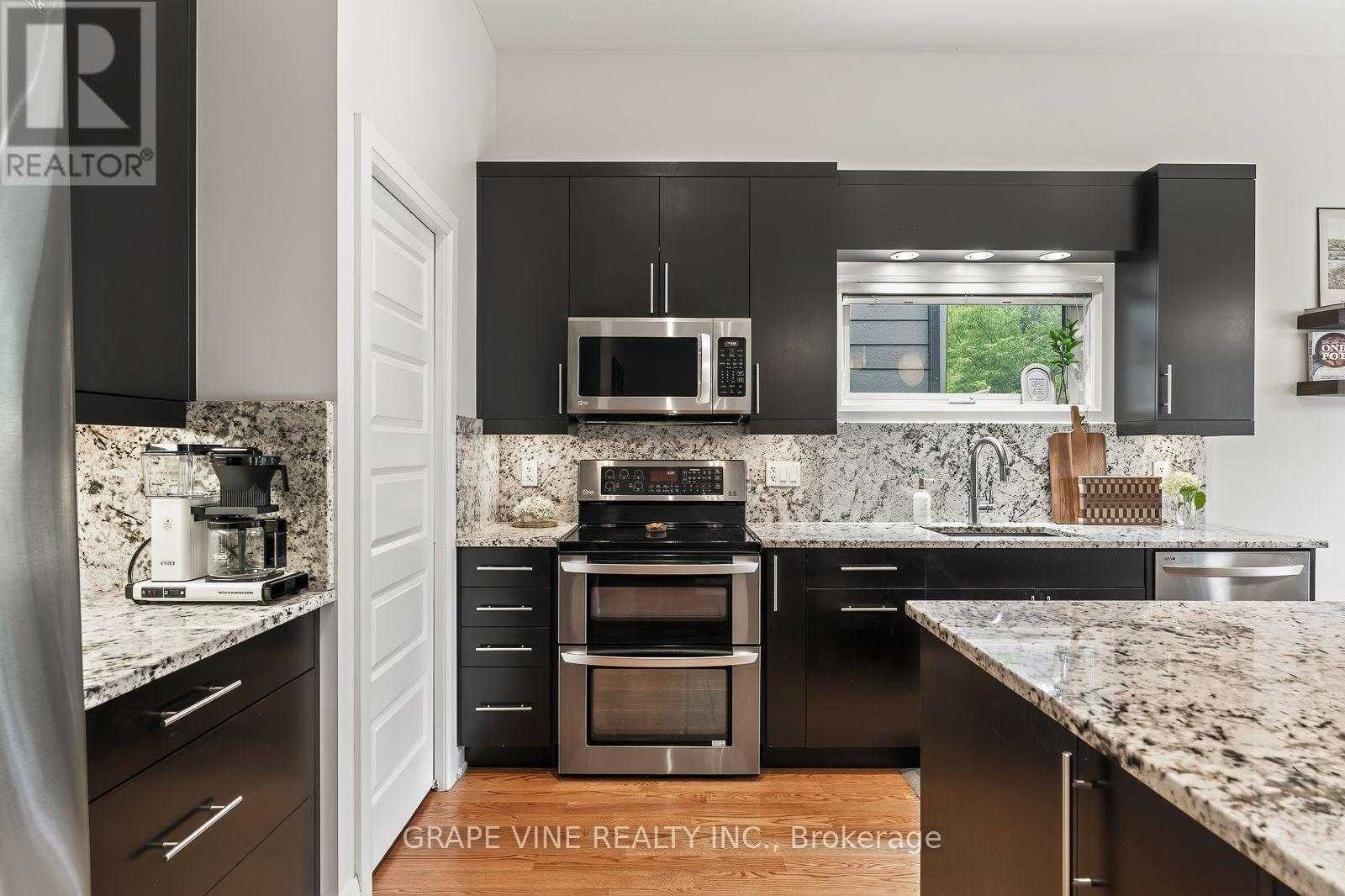 1592 Rosebella Avenue, Ottawa, ON - Indoor Photo Showing Kitchen With Upgraded Kitchen