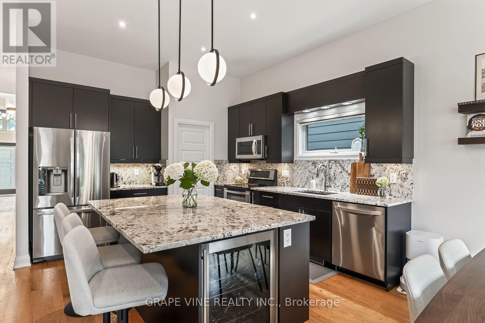 1592 Rosebella Avenue, Ottawa, ON - Indoor Photo Showing Kitchen With Upgraded Kitchen