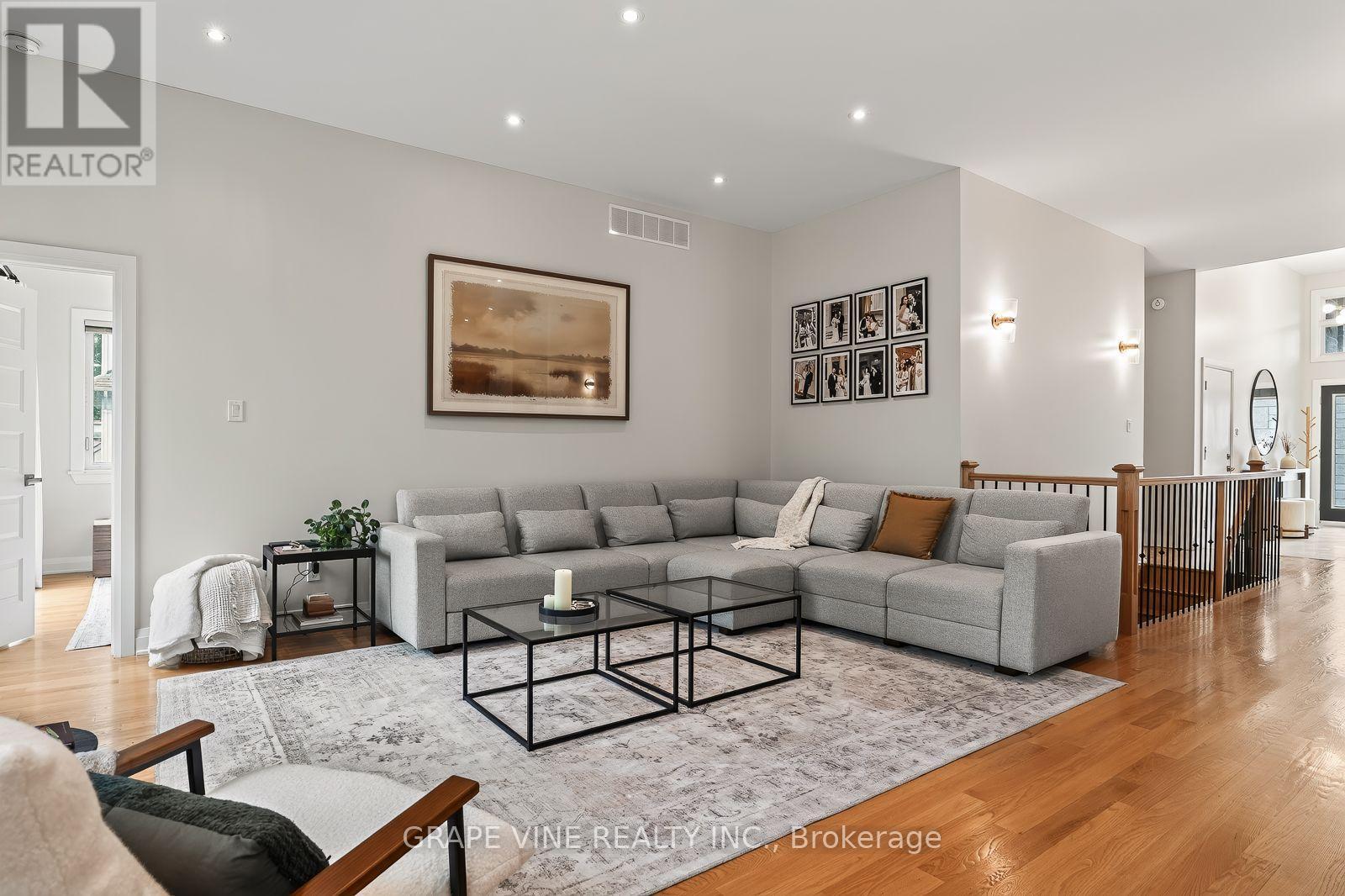 1592 Rosebella Avenue, Ottawa, ON - Indoor Photo Showing Living Room