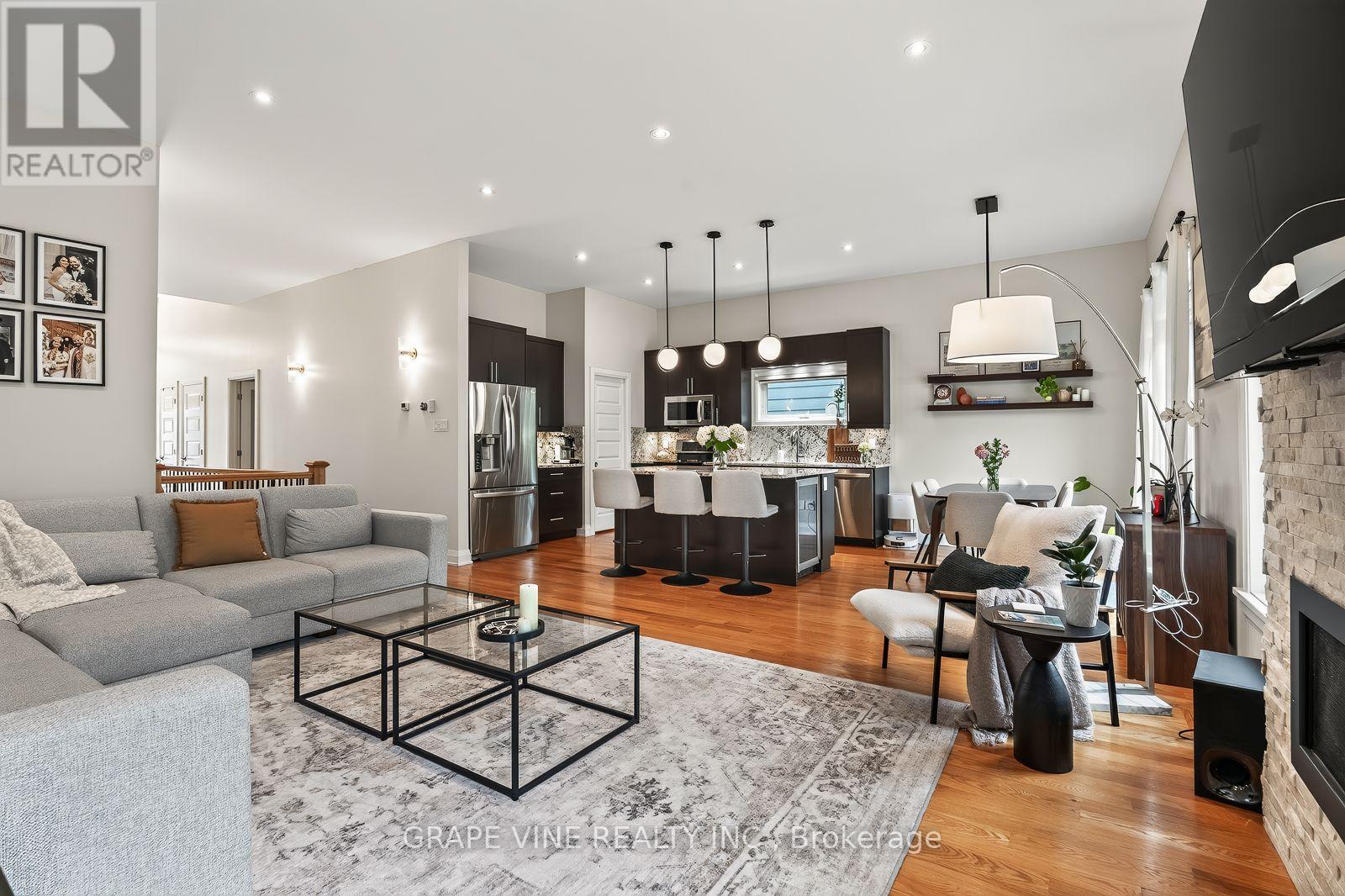 1592 Rosebella Avenue, Ottawa, ON - Indoor Photo Showing Living Room With Fireplace