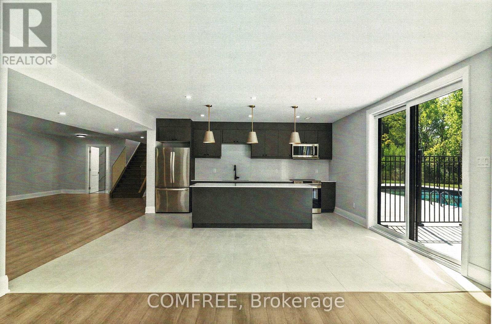 135 Cherryhill Drive, Ottawa, ON - Indoor Photo Showing Kitchen With Upgraded Kitchen