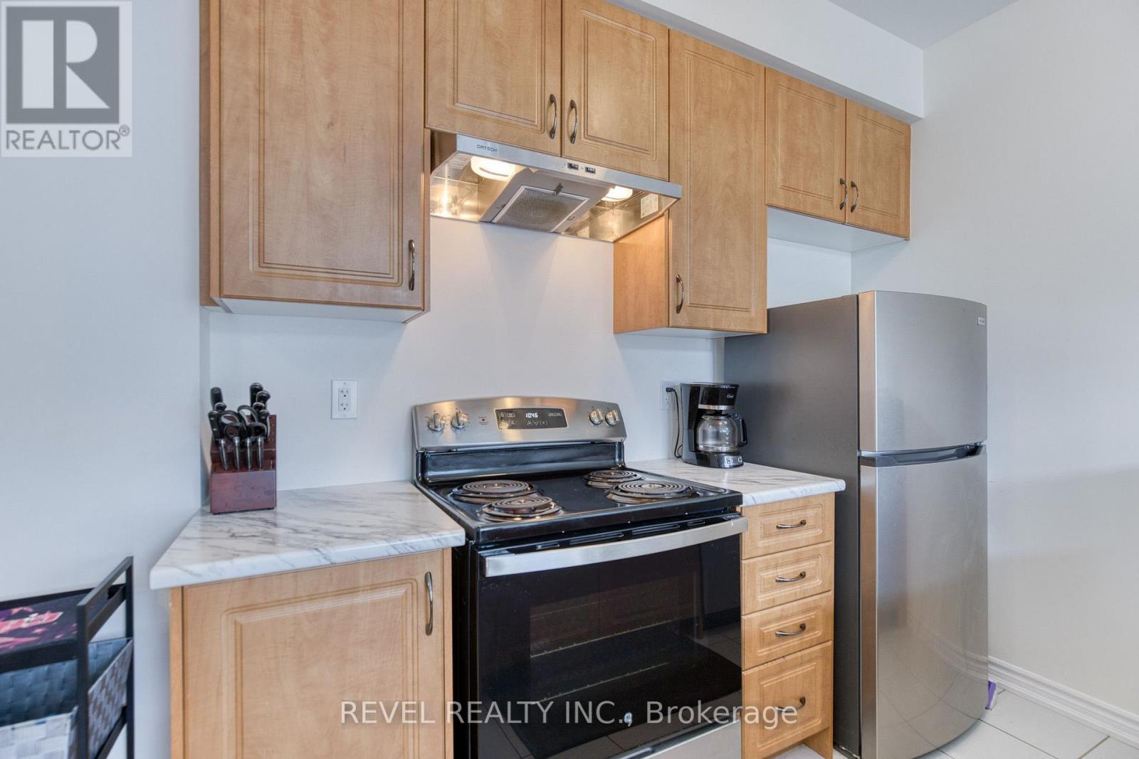 12 Hylton Drive, Barrie, ON - Indoor Photo Showing Kitchen