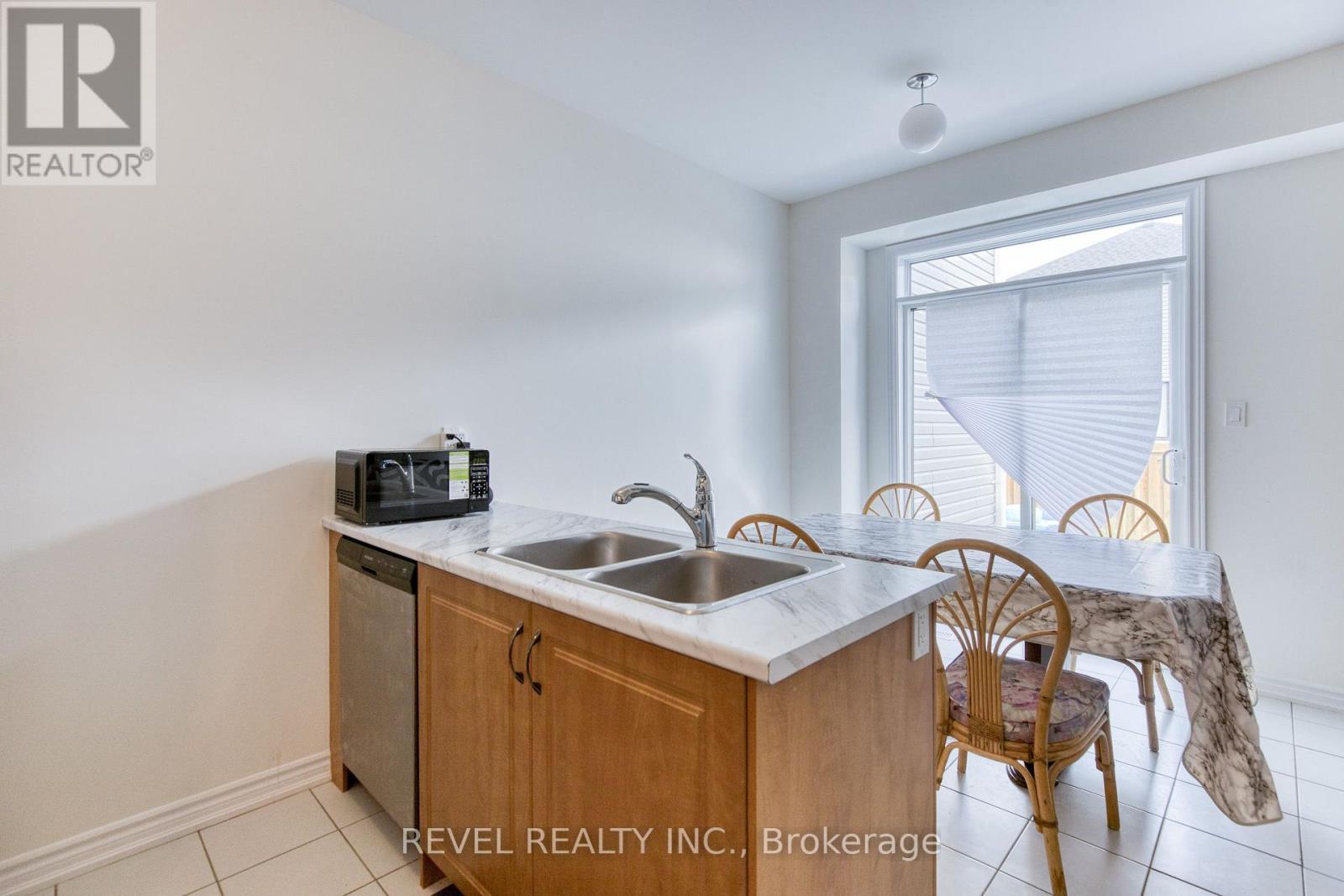 12 Hylton Drive, Barrie, ON - Indoor Photo Showing Kitchen With Double Sink