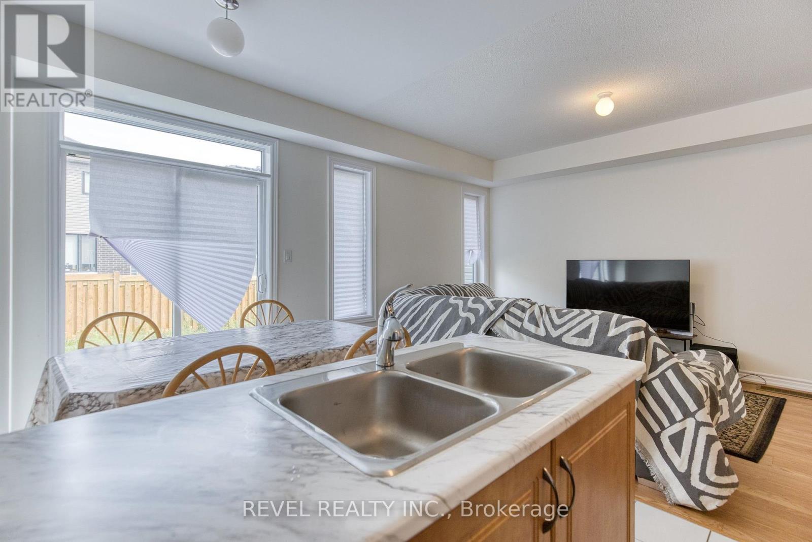 12 Hylton Drive, Barrie, ON - Indoor Photo Showing Kitchen With Double Sink
