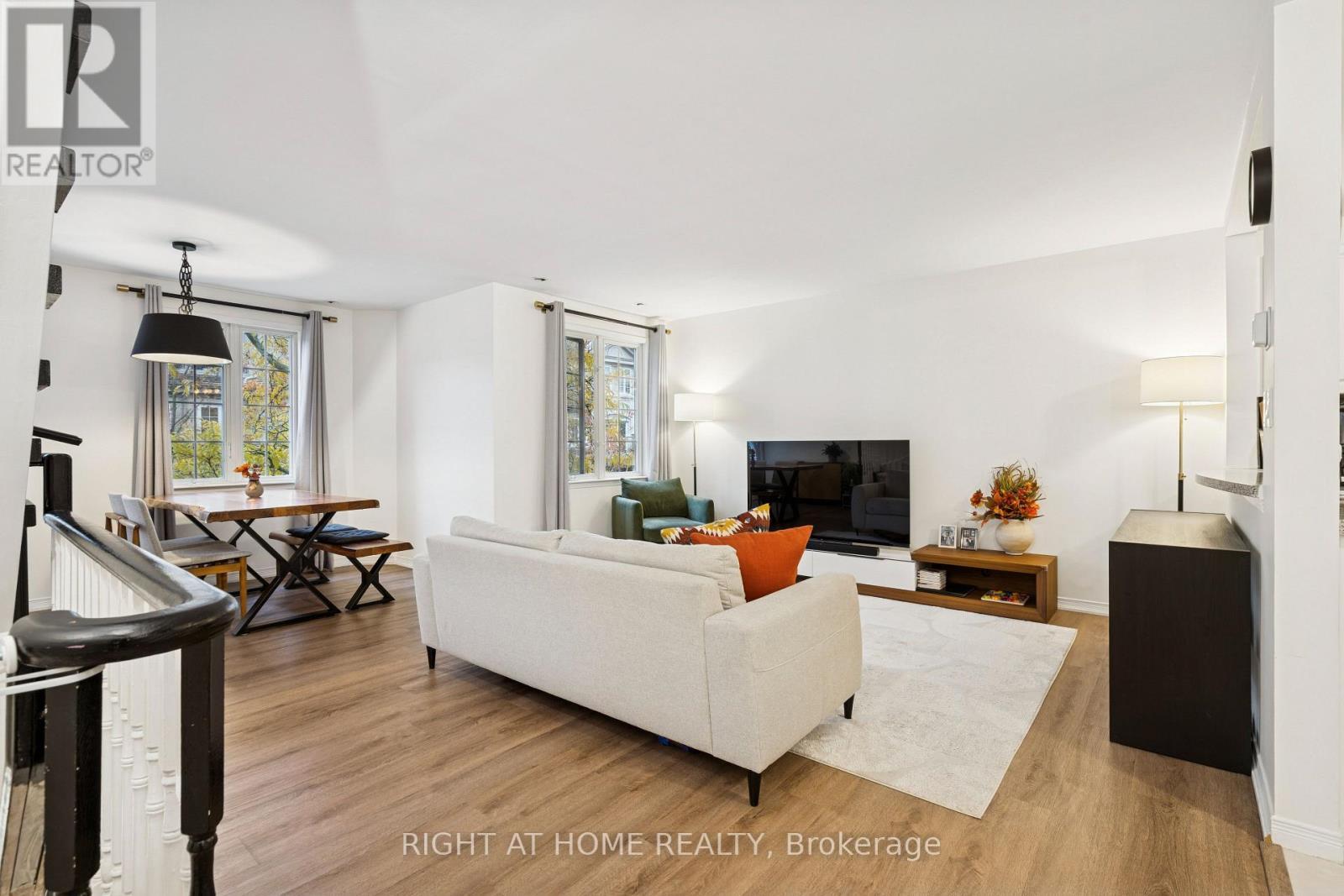 A30 - 108 Finch Avenue W, Toronto, ON - Indoor Photo Showing Living Room