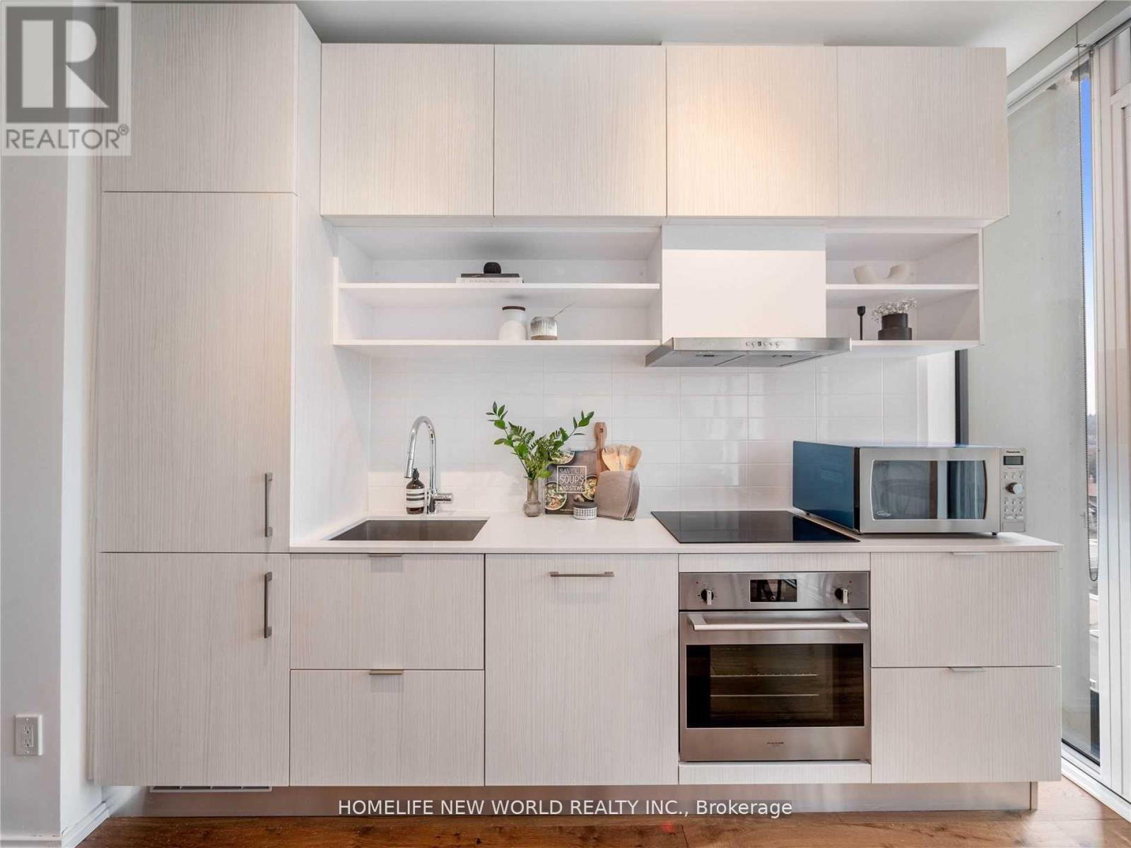 920 - 8 Hillsdale Avenue, Toronto, ON - Indoor Photo Showing Kitchen