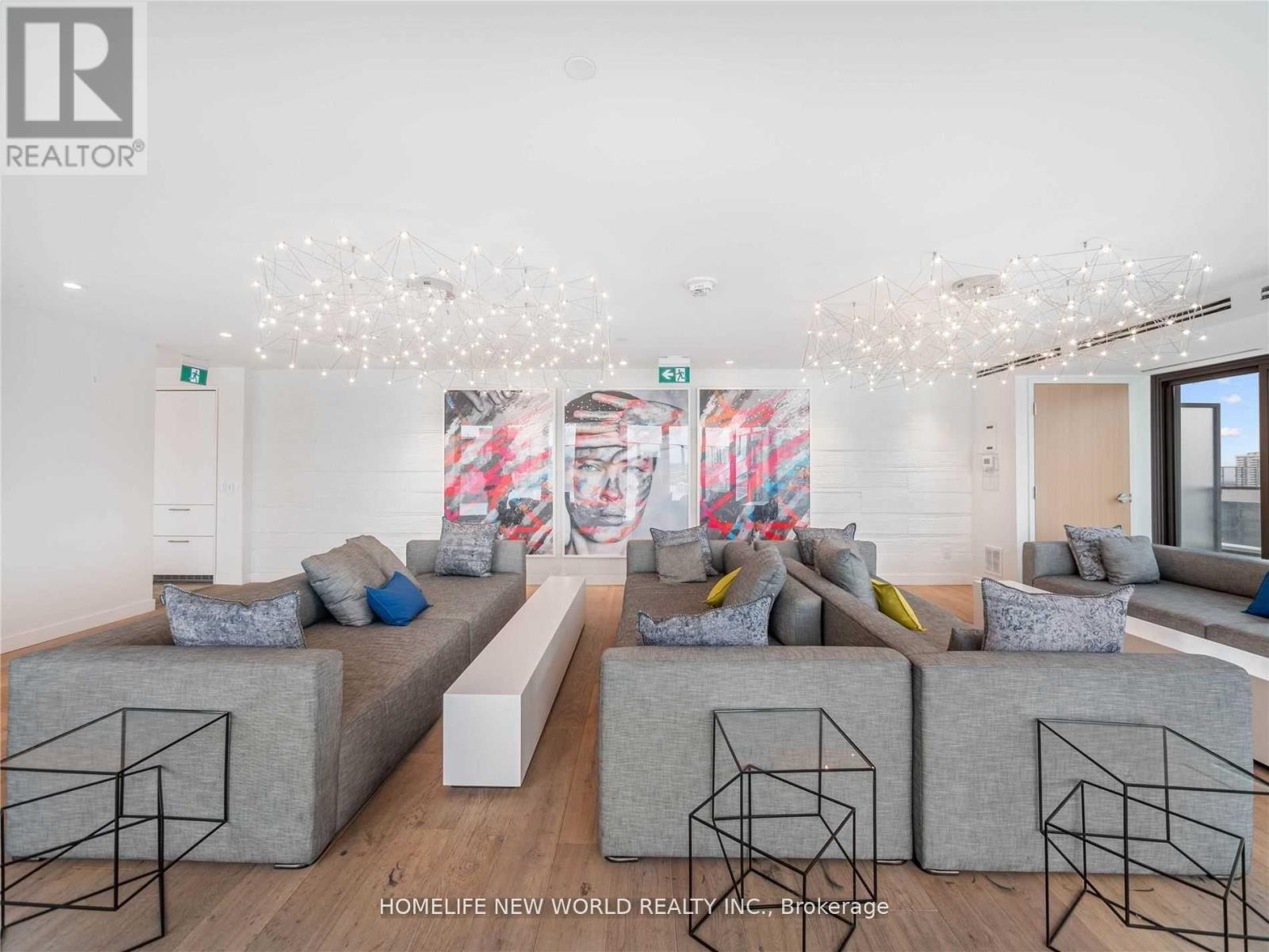 920 - 8 Hillsdale Avenue, Toronto, ON - Indoor Photo Showing Living Room