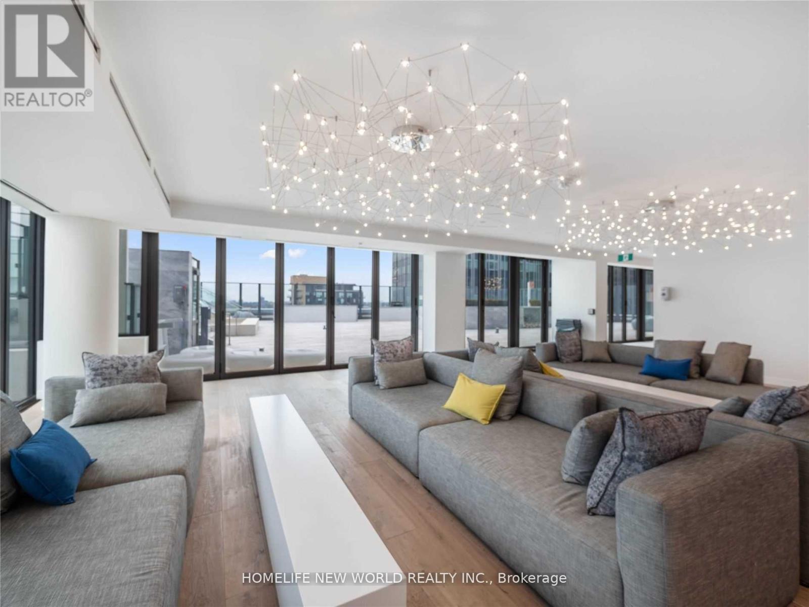 920 - 8 Hillsdale Avenue, Toronto, ON - Indoor Photo Showing Living Room