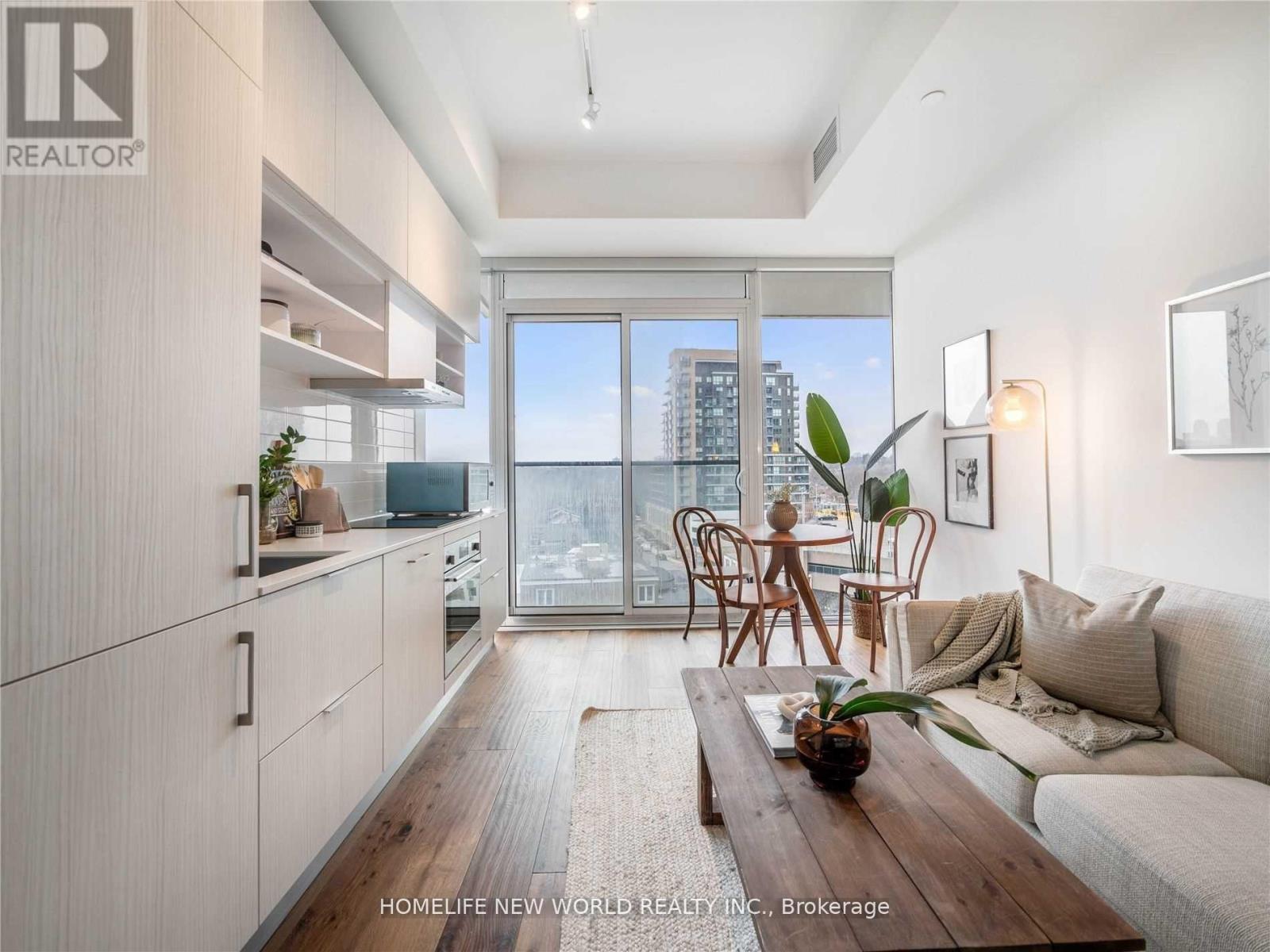 920 - 8 Hillsdale Avenue, Toronto, ON - Indoor Photo Showing Living Room