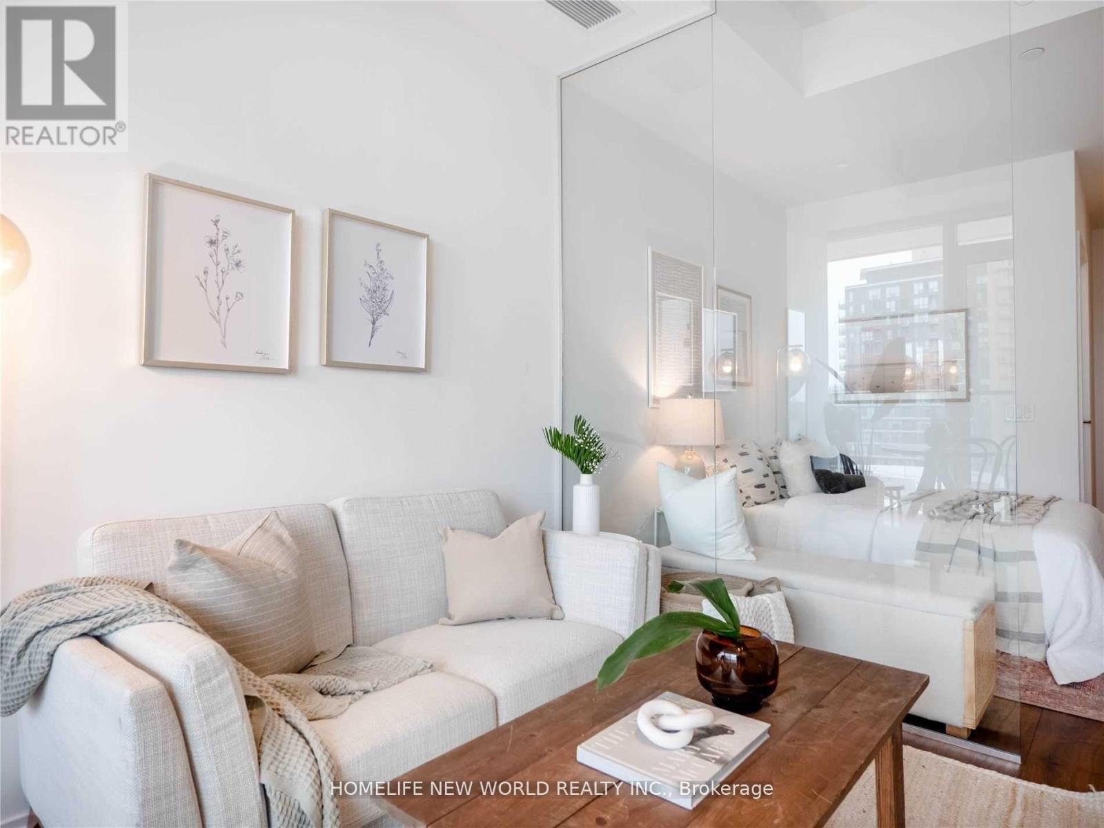 920 - 8 Hillsdale Avenue, Toronto, ON - Indoor Photo Showing Living Room
