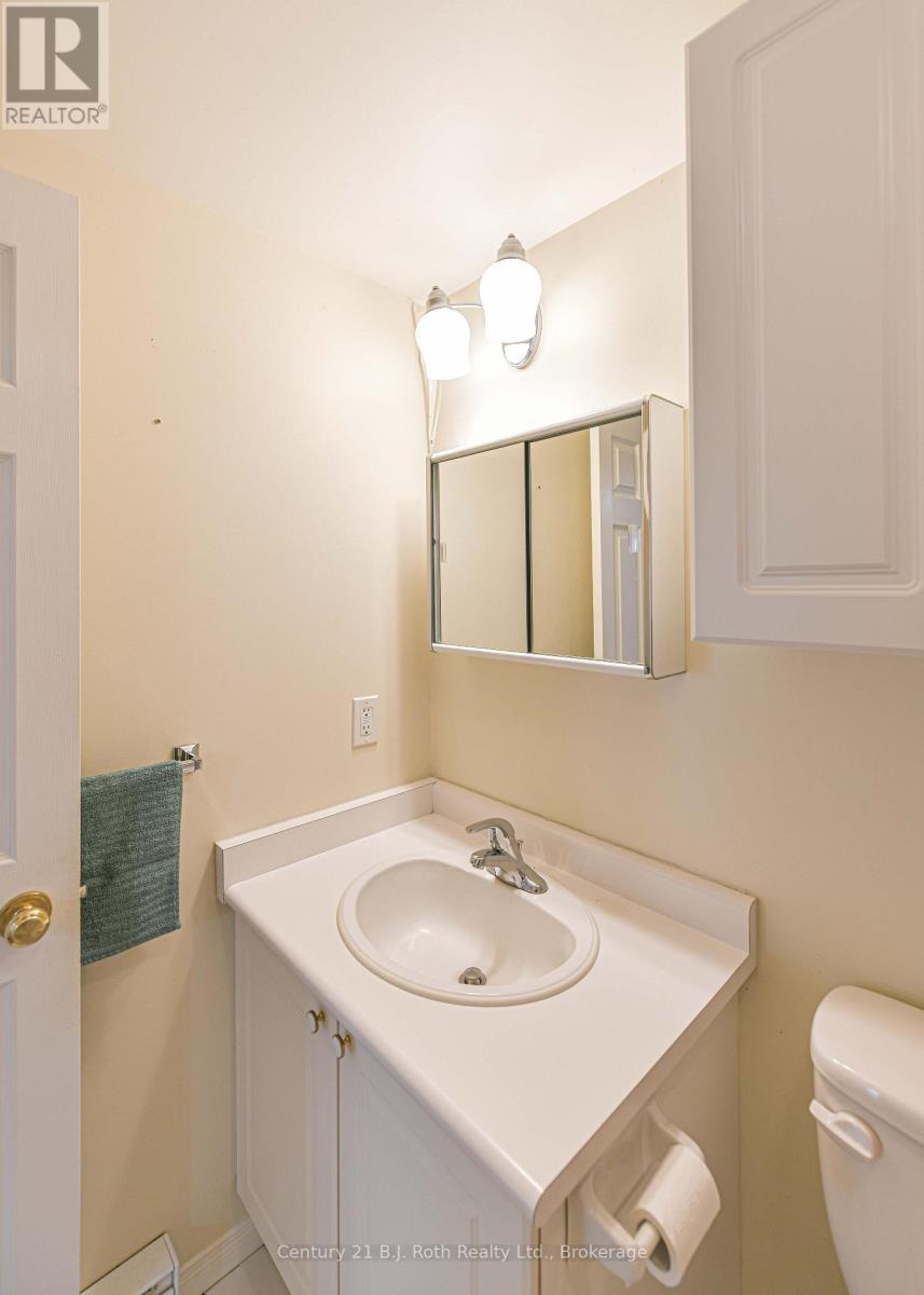 4 piece bathroom - Unit 201 - 115 Bond Street, Orillia, ON - Indoor Photo Showing Bathroom