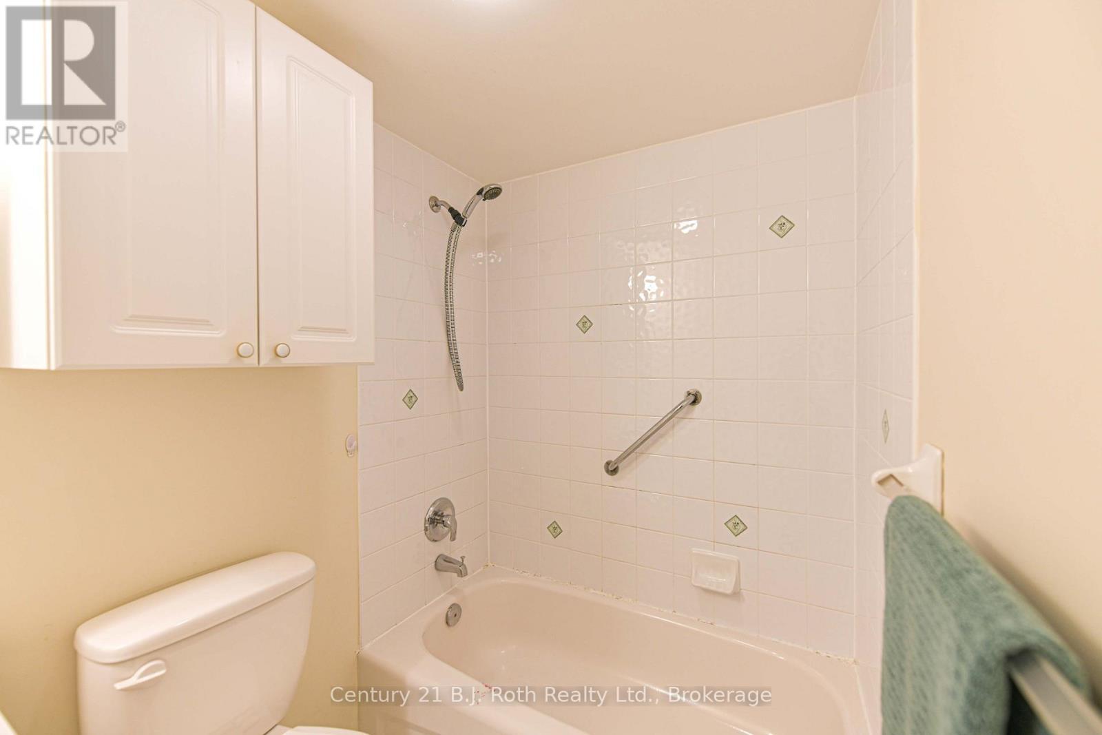 alternate angle - Unit 201 - 115 Bond Street, Orillia, ON - Indoor Photo Showing Bathroom