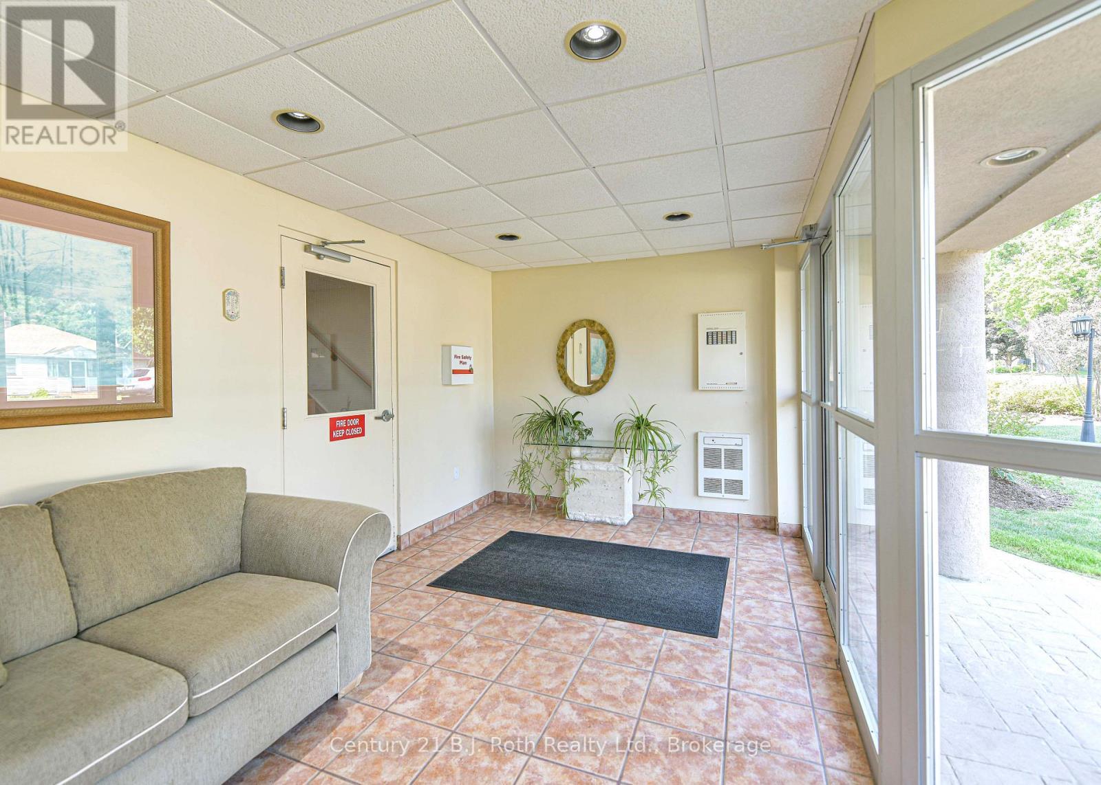 Lobby - Unit 201 - 115 Bond Street, Orillia, ON - Indoor