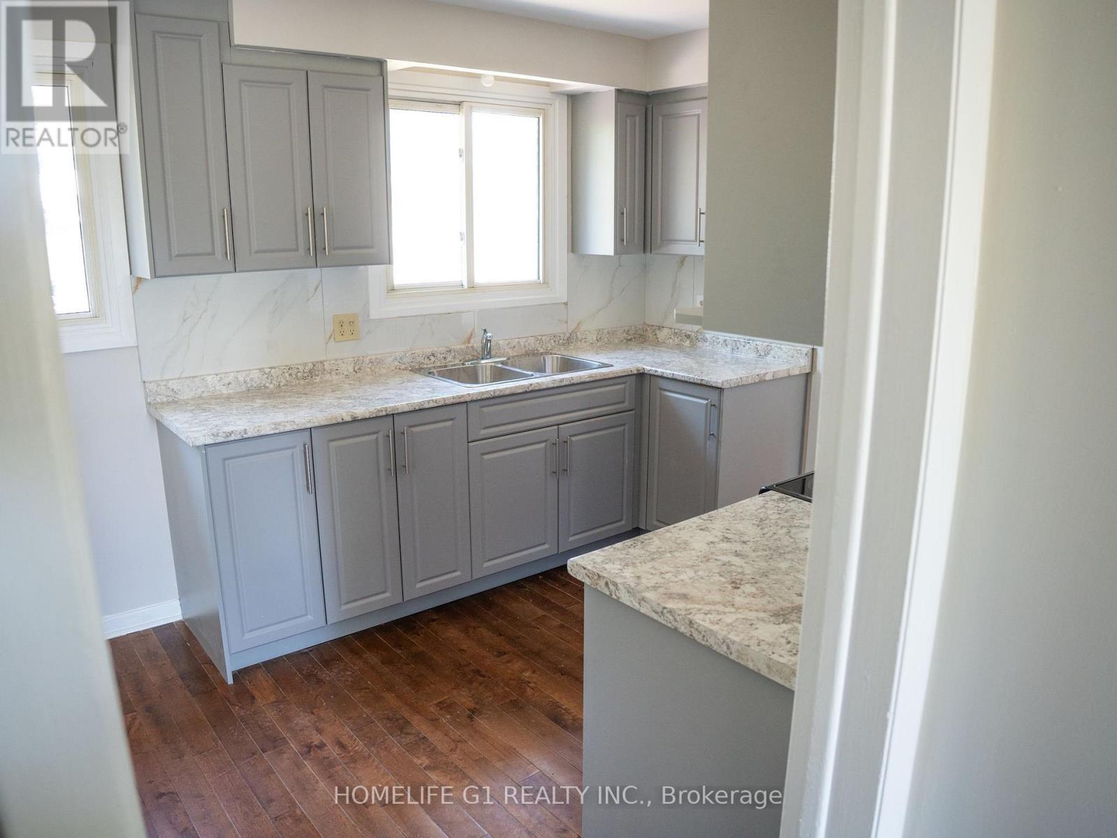 330 Grove Street E, Barrie, ON - Indoor Photo Showing Kitchen With Double Sink