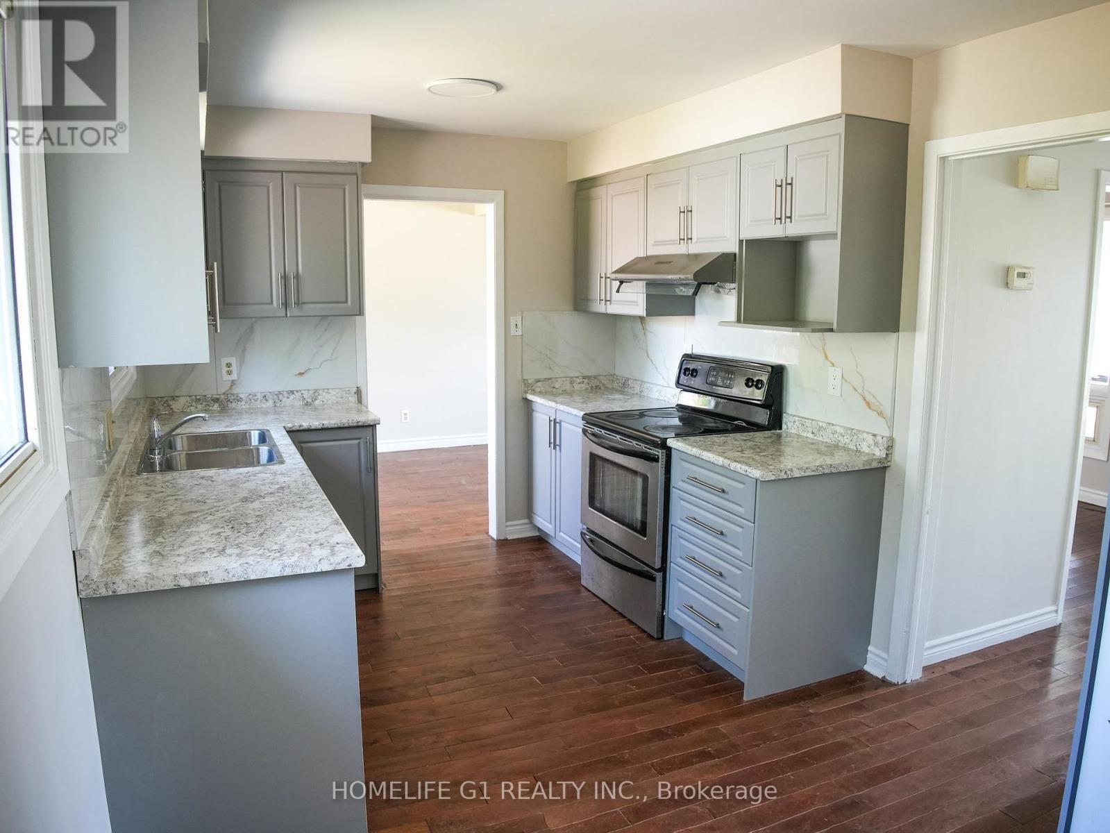 330 Grove Street E, Barrie, ON - Indoor Photo Showing Kitchen With Double Sink