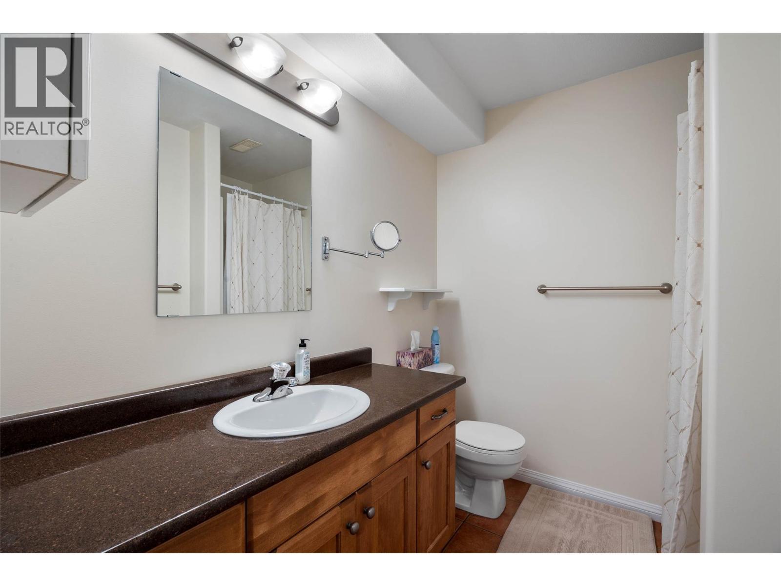 1940 Hillside Drive Unit# 23, Kamloops, BC - Indoor Photo Showing Bathroom