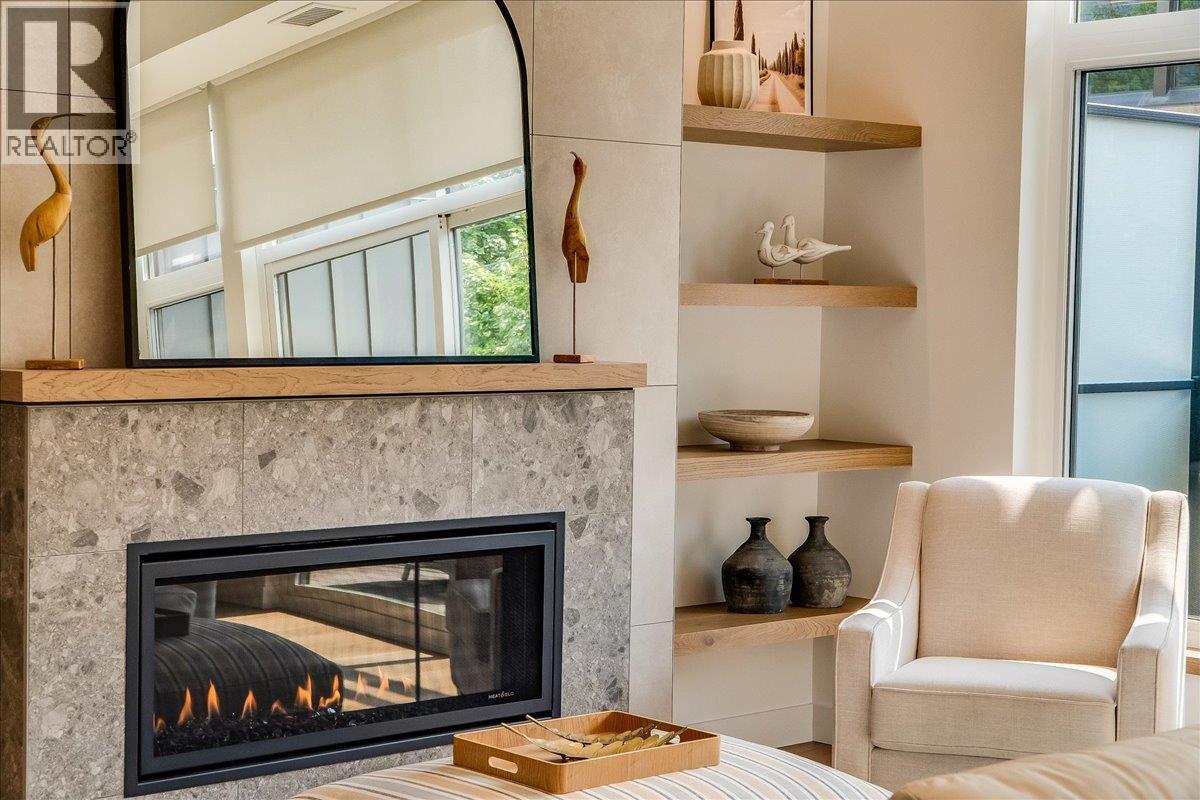 266 Baker Street Unit# 17, Nelson, BC - Indoor Photo Showing Living Room With Fireplace