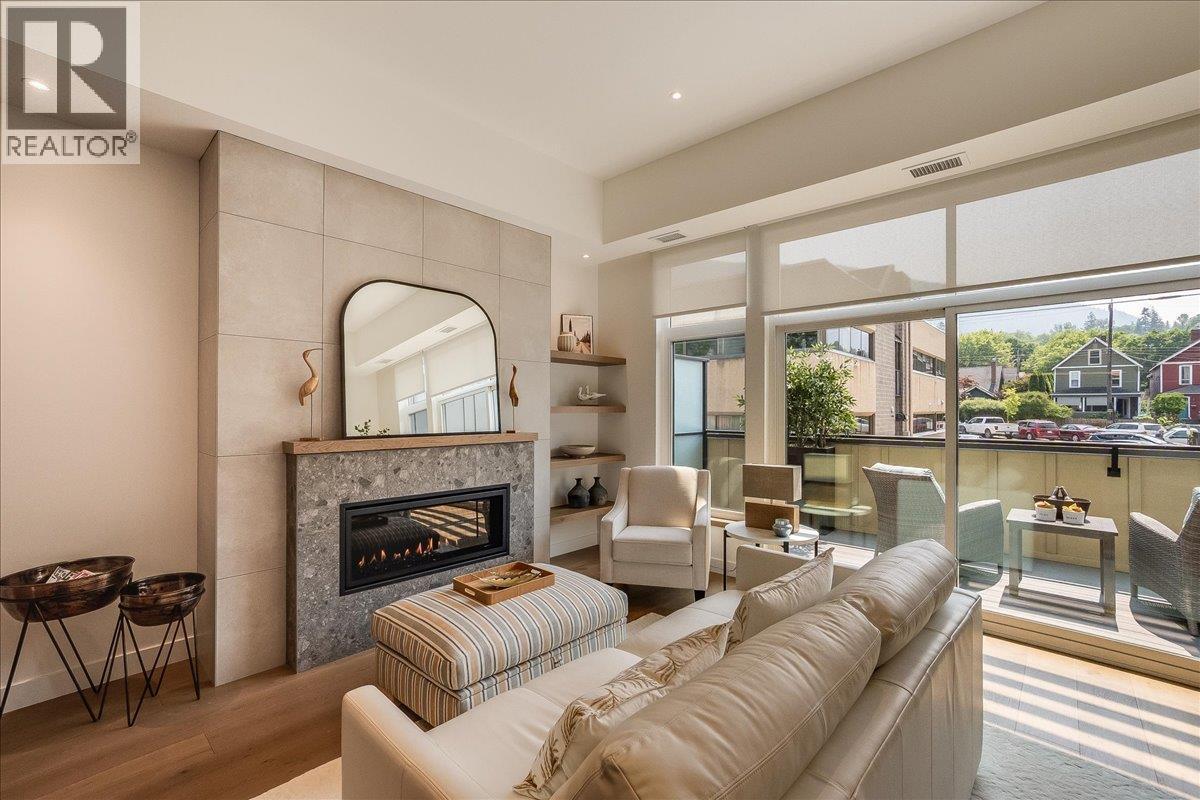 266 Baker Street Unit# 17, Nelson, BC - Indoor Photo Showing Living Room With Fireplace