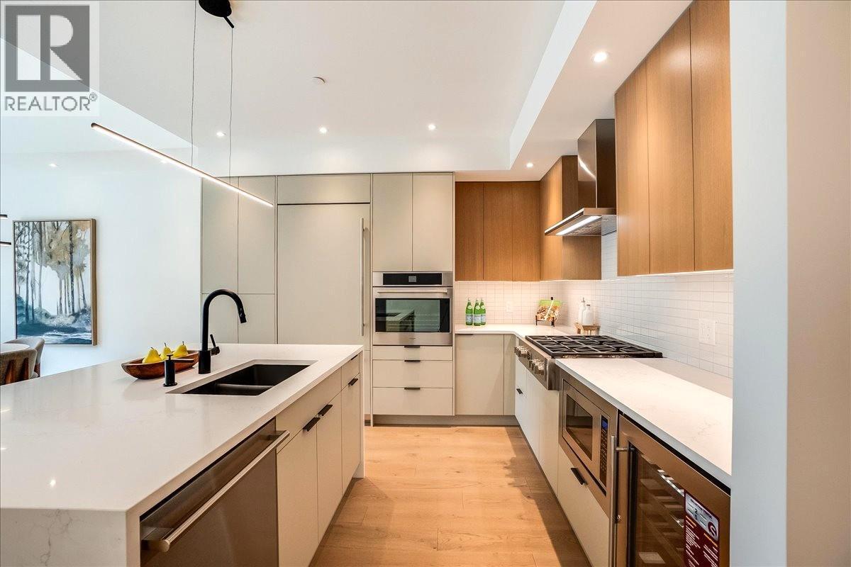 266 Baker Street Unit# 17, Nelson, BC - Indoor Photo Showing Kitchen With Double Sink With Upgraded Kitchen