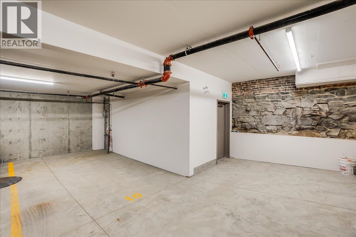 266 Baker Street Unit# 17, Nelson, BC - Indoor Photo Showing Garage