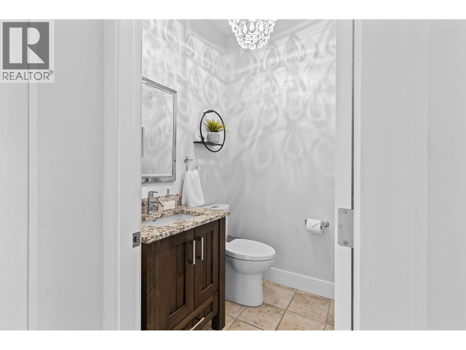 Guest Bathroom - 1635 Gregory Road, West Kelowna, BC - Indoor Photo Showing Bathroom