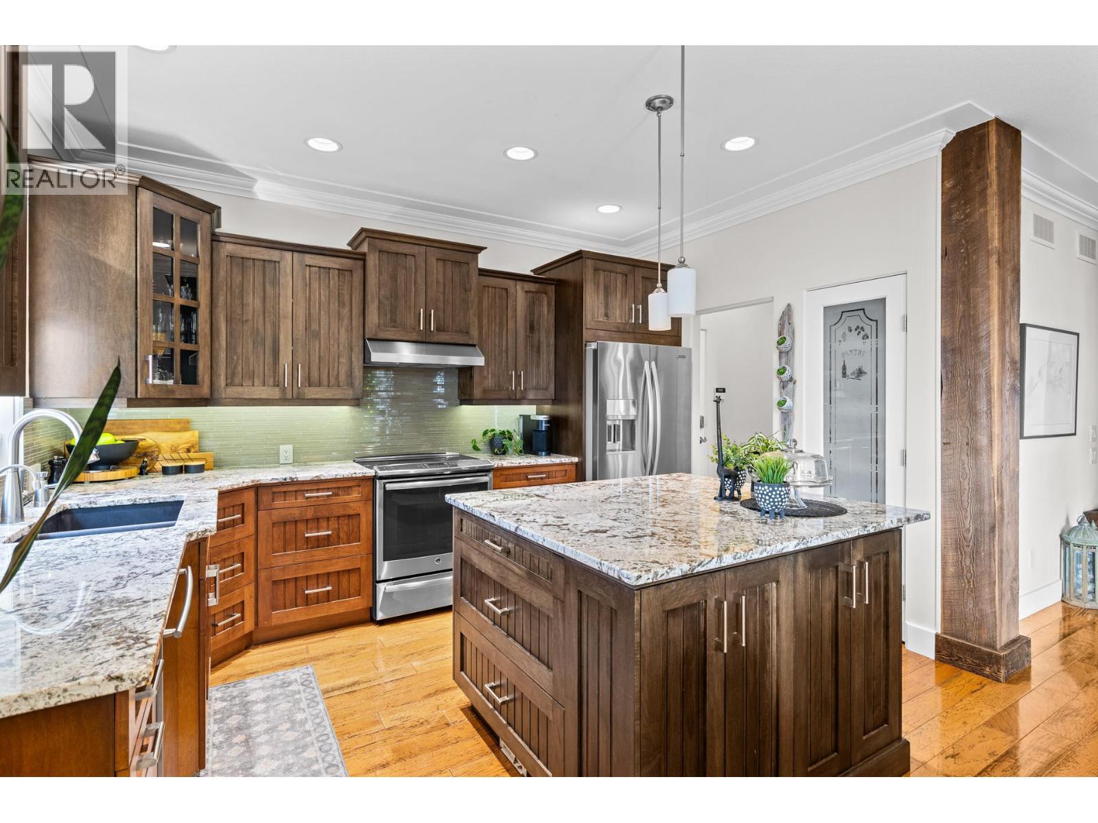 Open Kitchen - 1635 Gregory Road, West Kelowna, BC - Indoor Photo Showing Kitchen With Upgraded Kitchen