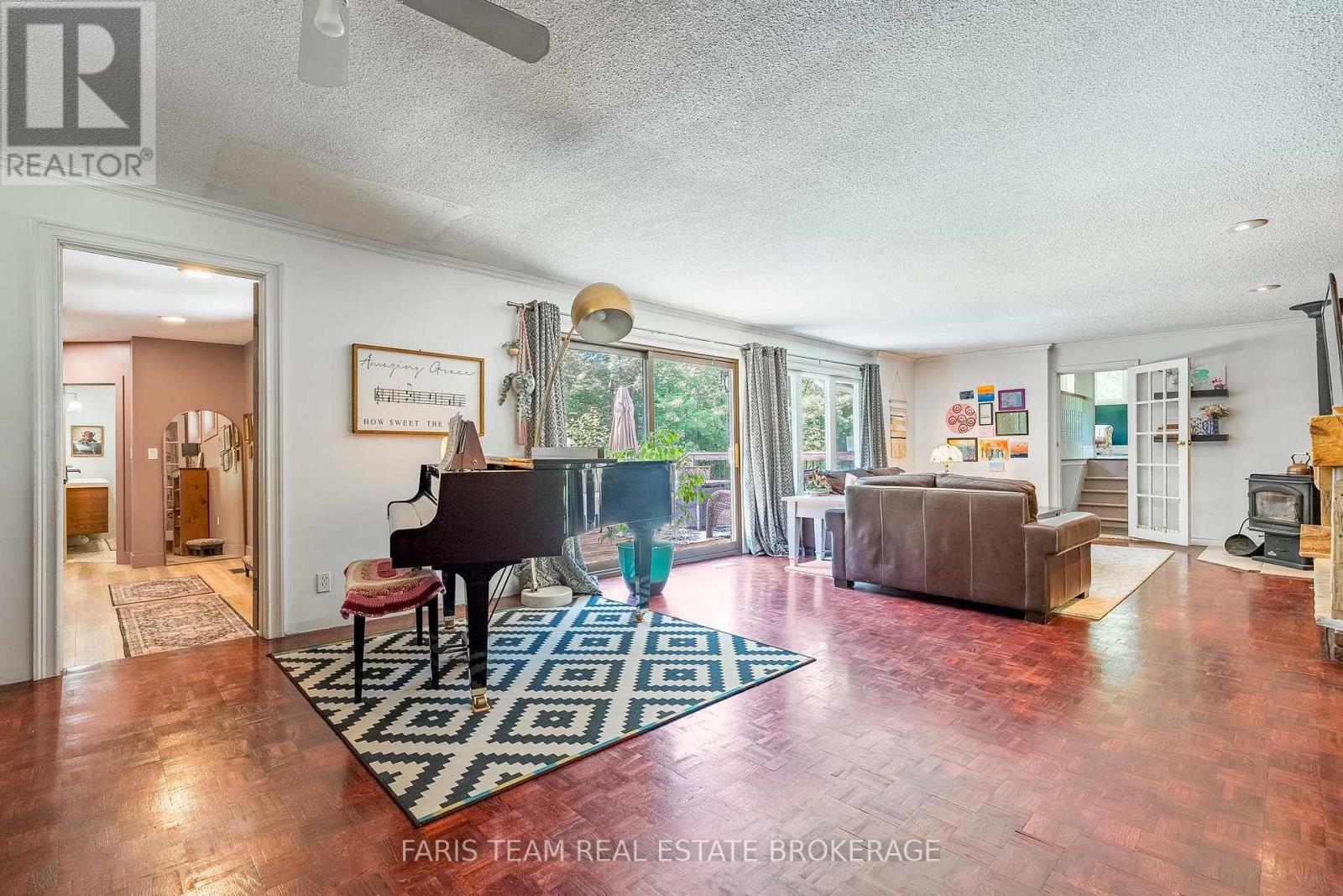 17956 Warden Avenue, East Gwillimbury, ON - Indoor Photo Showing Living Room