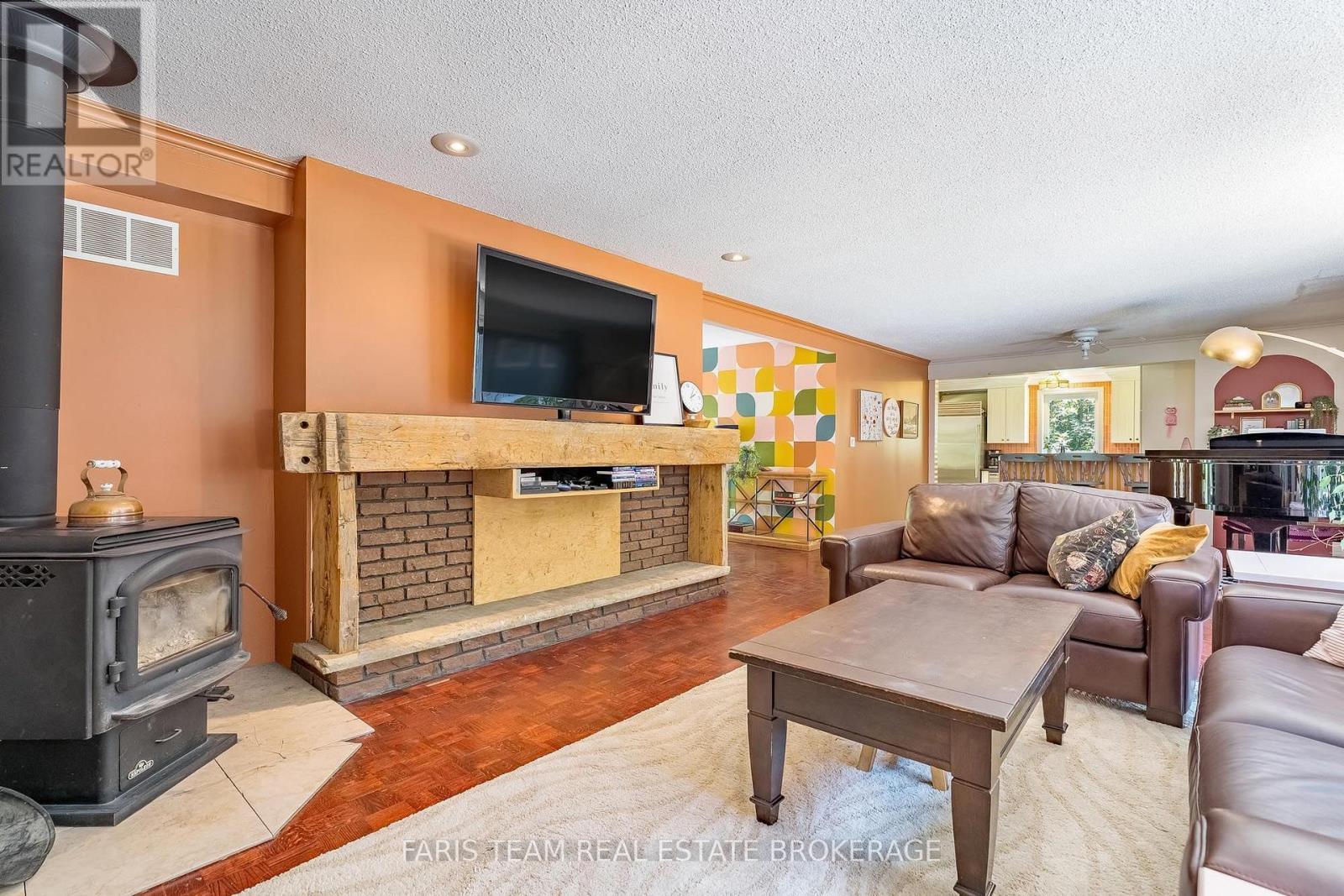 17956 Warden Avenue, East Gwillimbury, ON - Indoor Photo Showing Living Room With Fireplace