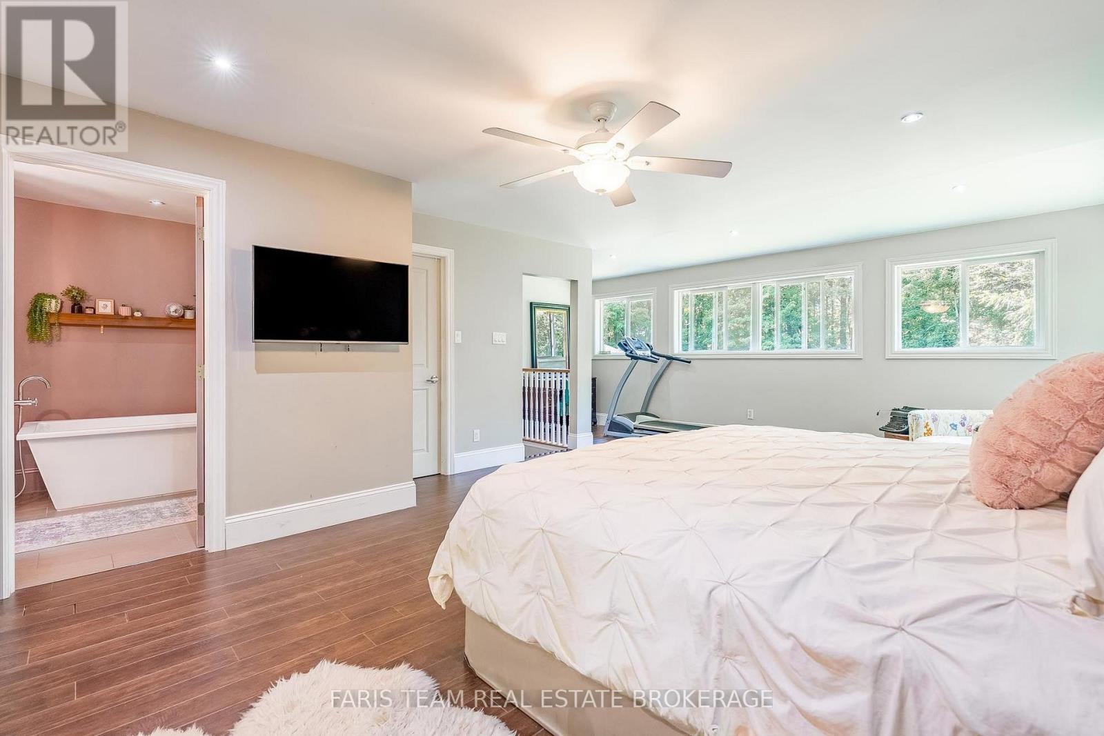 17956 Warden Avenue, East Gwillimbury, ON - Indoor Photo Showing Bedroom