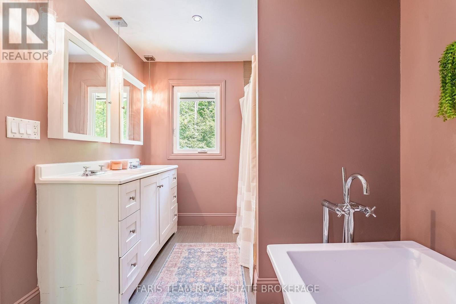 17956 Warden Avenue, East Gwillimbury, ON - Indoor Photo Showing Bathroom
