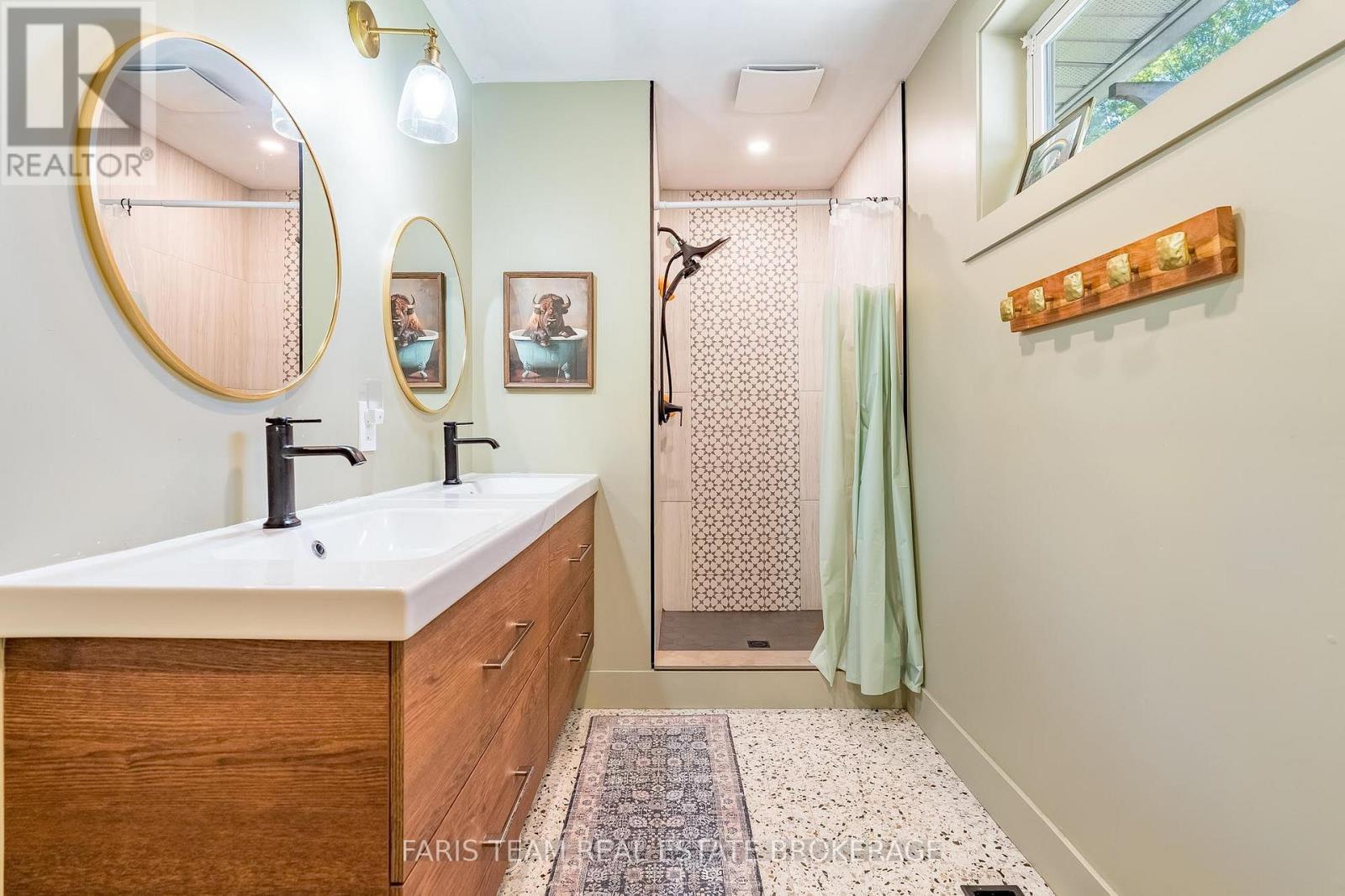 17956 Warden Avenue, East Gwillimbury, ON - Indoor Photo Showing Bathroom
