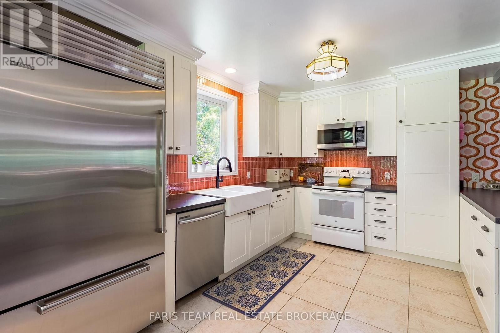 17956 Warden Avenue, East Gwillimbury, ON - Indoor Photo Showing Kitchen