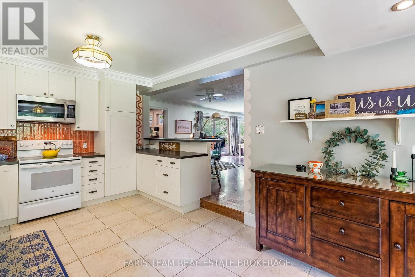 17956 Warden Avenue, East Gwillimbury, ON - Indoor Photo Showing Kitchen