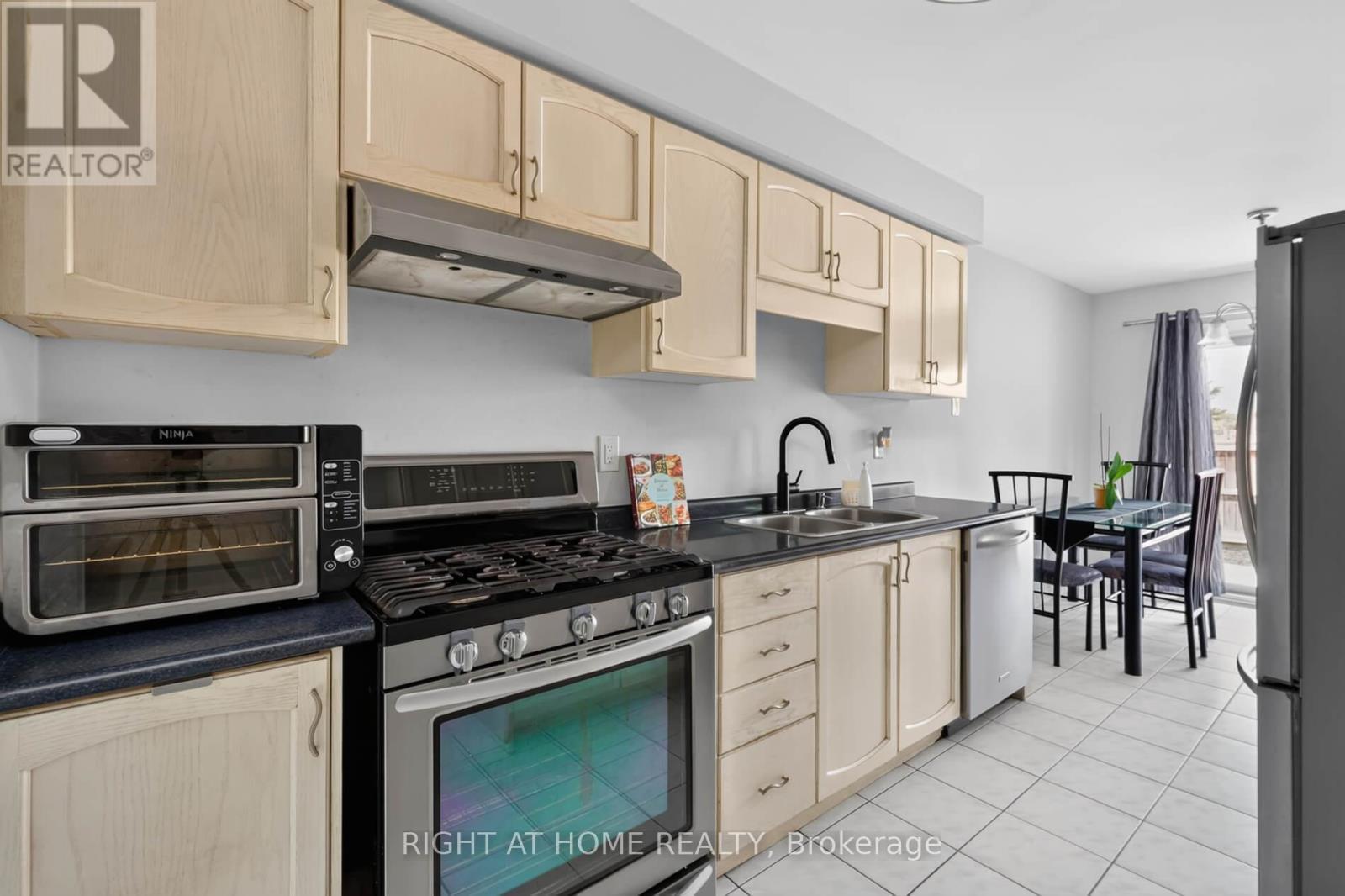 10 Lento Court, Vaughan, ON - Indoor Photo Showing Kitchen With Double Sink